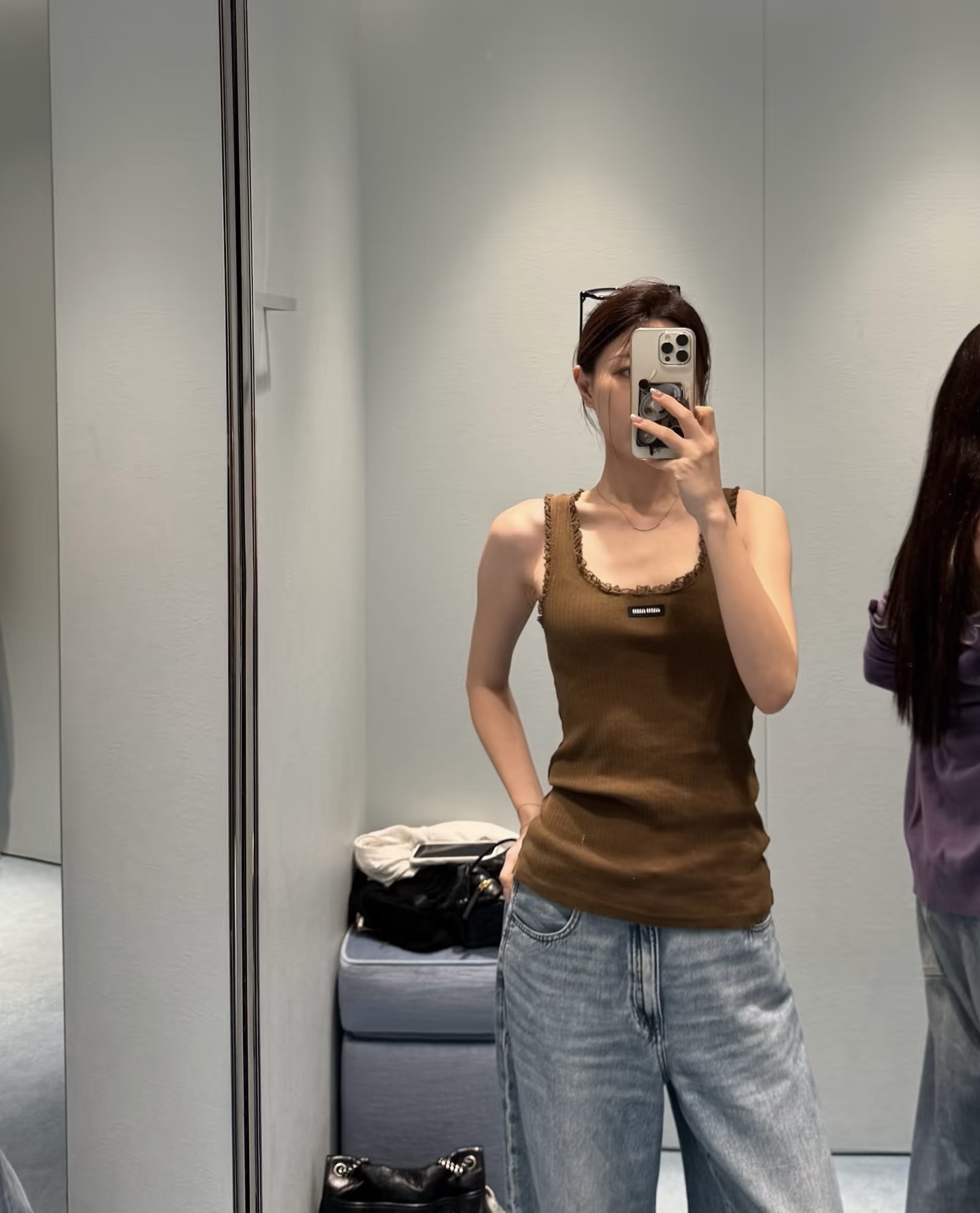 NO:800779,The new spring and summer 26 caramel brown fungus-edged tank top is also amazing. The gentle and retro Maillard color lace fungus-edged material with sweet but not greasy pitted strips makes you look slimmer. It transforms into right-angled shoulders in seconds. The small logo on the chest is low-key and exquisite. The gentle interior will provide you with inspiration for the whole spring and summer. It is a versatile style that will never be idle in the wardrobe. Ready for sale smL,,1986090926春夏新款 焦糖棕木耳边坑条背心也太绝了 温柔又复古的美拉德色系蕾丝木耳边甜而不腻坑条面料巨显瘦,秒变直角肩 胸前小logo低调又精致 内搭温柔承包你一整个春夏穿搭灵感是衣柜里永远不会闲置的百搭神款现货出售 smL,,,Women's clothing