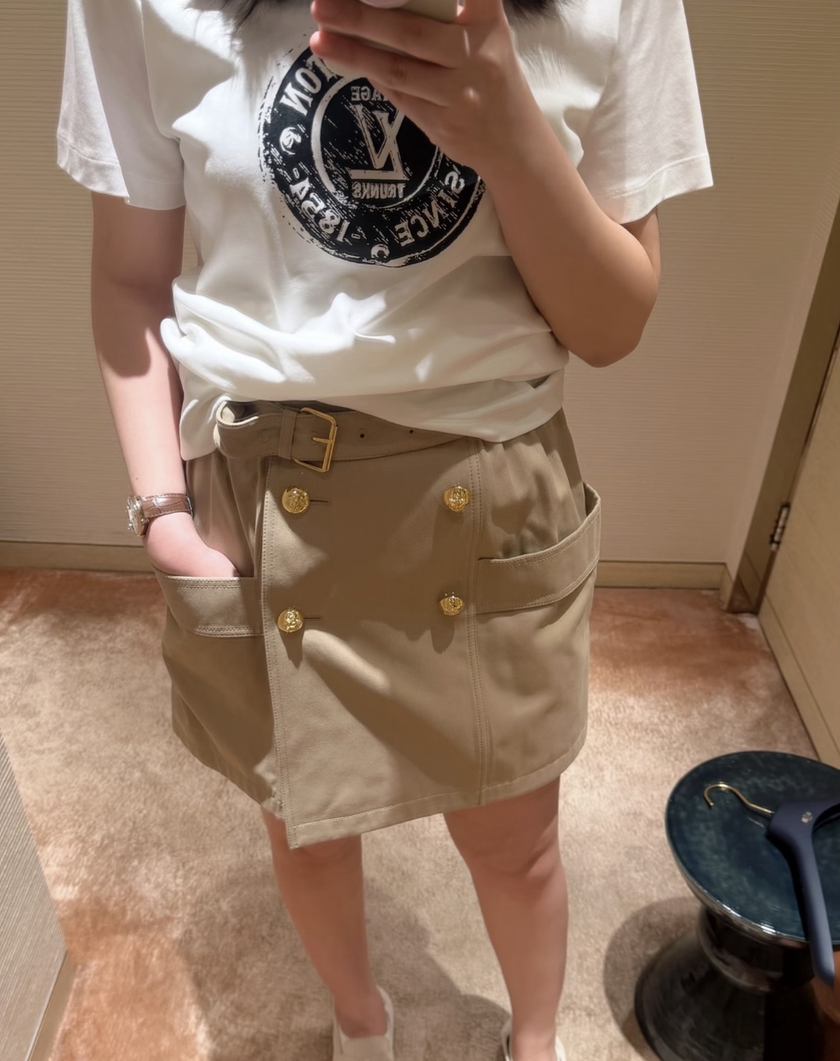 NO:803714,26 spring and summer new style Lujia high-end texture!  Khaki workwear skirt with gold anchor buckles as the finishing touch, wearing French laziness and big-name accents on the body. A walking noble shirt. The high-waisted belt + double gold buckle design can tighten the waist in one second and make the legs longer. It is easy to achieve the sense of luxury in early spring. Avoid the passerby feeling!  Classic khaki color + three-dimensional large patch pockets, full of retro workwear style, suitable for commuting and dating. The details are ecstatic!  L* style metal square buckle belt + double-row gold buckle, every part is exquisite and luxurious, and even a small person can wear it with long legs. Ready for sale smL,, louis vuitton, louis vuitton, skirts,1986090926春夏新款 驴家 高阶质感！卡其色工装半身裙,金色锚扣点睛,把法式慵懒与大牌腔调穿在身上.行走的显贵战袍 高腰腰带+双金扣设计,一秒收腰显腿长,轻松拿捏早春高级感.拒绝路人感！经典卡其色+立体大贴袋,复古工装风拉满,通勤约会两不误.细节控狂喜！L*风金属方扣腰带+双排金扣,每一处都透着精致与奢华,小个子也能穿出大长腿.现货出售smL,,louis vuitton,louis vuitton,skirts,,Women's clothing