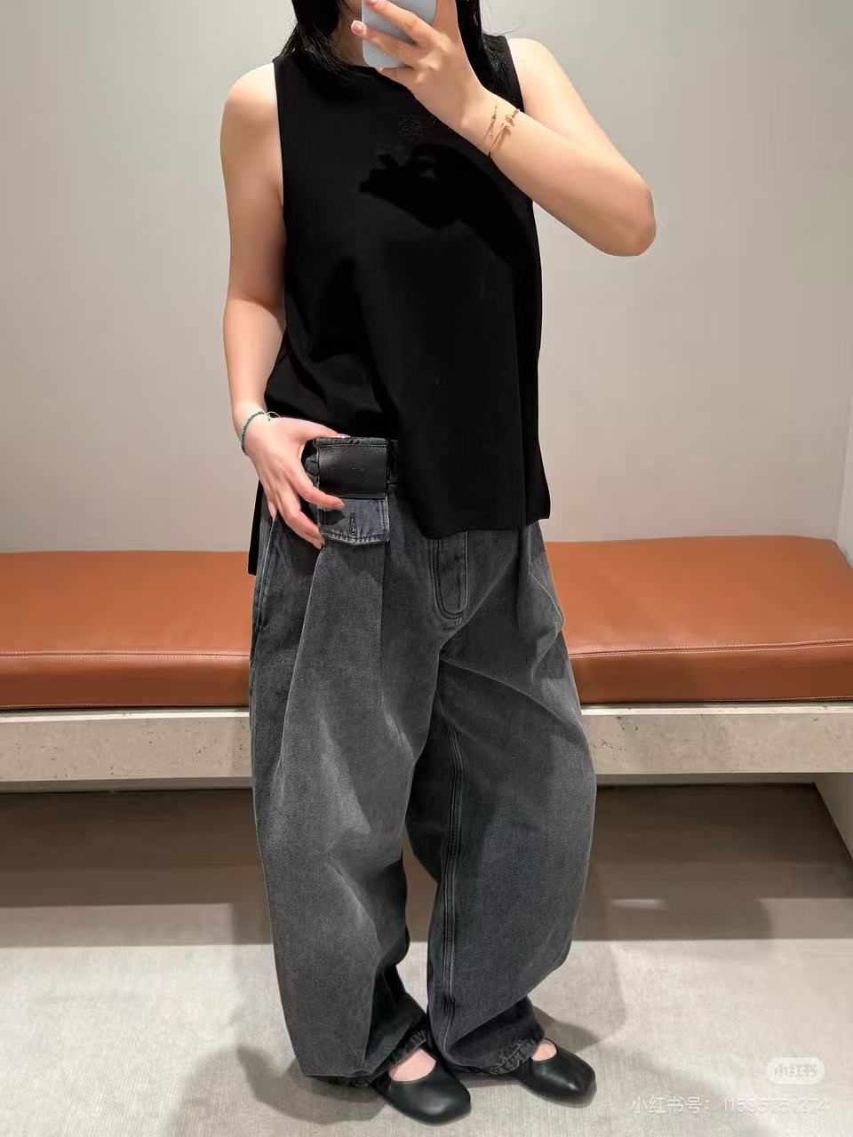 NO:803726,The new product for spring and summer of 26 is the LOE** sleeveless vest, which welds relaxation and high-end sense to the body to create a slimming garment that can be used as a god!  Gold buckles are embellished, the flesh is hidden to cover the crotch, and the pear-shaped body is the perfect model for a minimalist and high-end look!  Soft and waxy skin-friendly fabric + three-dimensional logo embroidery, can be worn for commuting and leisure, effortlessly fashionable!  Black and white are versatile and easy to match. The twist design turns into a paper figure in seconds. Ready for sale smL,,loewe,1986090926春夏新品 LOE**无袖背心,把松弛感与高级感焊在身上一件封神的显瘦神衣！金扣点缀,藏肉遮胯,梨形身材本命款 极简主义的高级感！软糯亲肤面料+立体logo刺绣,通勤休闲都能穿 不费力的时髦感！黑白两色百搭不挑人,扭结设计秒变纸片人 现货出售smL,,loewe,,Women's clothing