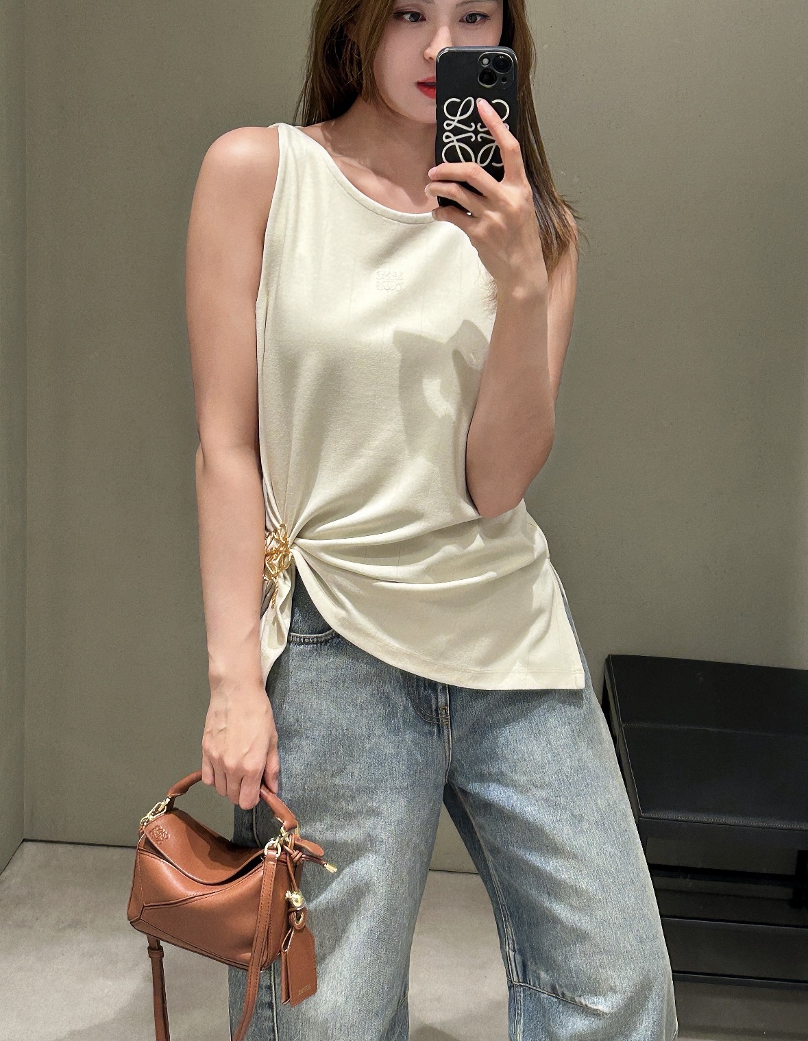 NO:803720,The new product for spring and summer of 26 is the LOE** sleeveless vest, which welds relaxation and high-end sense to the body to create a slimming garment that can be used as a god!  Gold buckles are embellished, the flesh is hidden to cover the crotch, and the pear-shaped body is the perfect model for a minimalist and high-end look!  Soft and waxy skin-friendly fabric + three-dimensional logo embroidery, can be worn for commuting and leisure, effortlessly fashionable!  Black and white are versatile and easy to match. The twist design turns into a paper figure in seconds. Ready for sale smL,,loewe,1986090926春夏新品 LOE**无袖背心,把松弛感与高级感焊在身上一件封神的显瘦神衣！金扣点缀,藏肉遮胯,梨形身材本命款 极简主义的高级感！软糯亲肤面料+立体logo刺绣,通勤休闲都能穿 不费力的时髦感！黑白两色百搭不挑人,扭结设计秒变纸片人 现货出售smL,,loewe,,Women's clothing