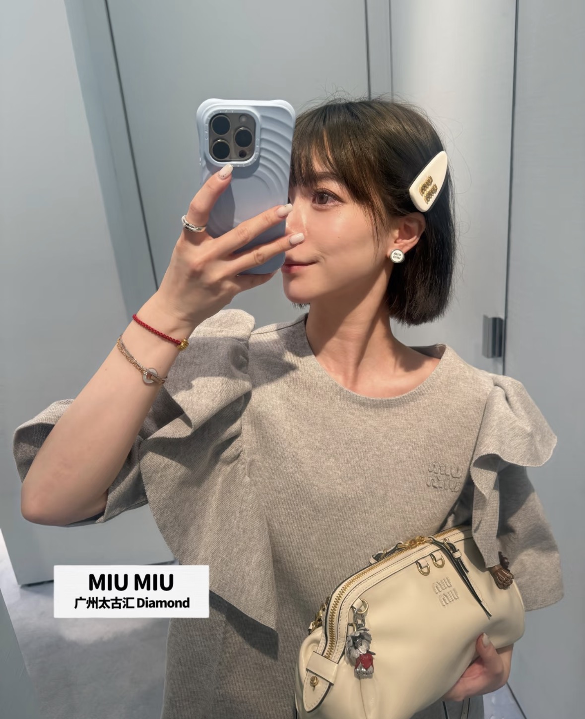 NO:804767,26 spring and summer new products Miu’s gray tones are really amazing. This ruffled short-sleeved piece directly welds the sense of relaxation and girliness to the body!  Classic heather gray base, gentle and high-end, showing great whitening!  The most amazing thing is the asymmetric ruffle sleeves!  The layers fluttering in the wind perfectly cover the body. Sisters with thick arms can just rush in with their eyes closed!  The exquisite Miu embroidery logo on the chest is the finishing touch. It is low-key and luxurious. From a distance, it does not look like street goods. It comes with a light luxury filter. Ready for sale smL,, miumiu, T-shirt,1986090926春夏新品 Miu家的灰色调真的绝了这件荷叶边短袖直接把松弛感和少女感焊在身上了！经典麻灰色基底,温柔又高级,巨显白！ 最绝的是不对称荷叶边袖子！随风飘动的层次感,完美遮住拜拜肉,手臂粗的姐妹直接闭眼冲！胸口精致的Miu刺绣Logo点睛,低调中透着奢华,远远看去就不是街边货,自带轻奢滤镜.现货出售 smL,,miumiu,T-shirt,,Women's clothing