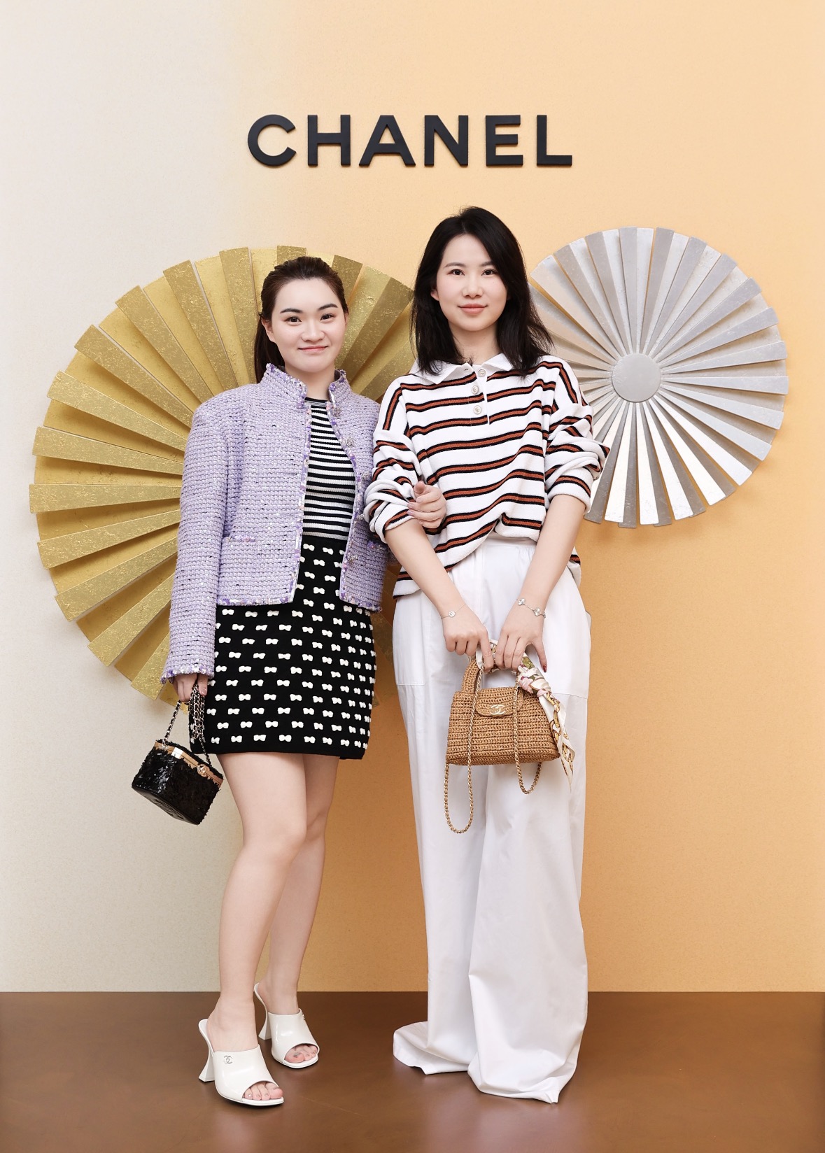 NO:804785,CHA**26 spring and summer new products  Select a unique terry fabric (terry knit), which feels soft and skin-friendly, has excellent breathability, and has a lazy and casual texture, breaking the dull feeling of conventional knitting. It is refreshing and not sweaty in spring and summer, and warm in autumn and winter. The classic white + brown + navy blue contrasting pinstripes have a retro atmosphere, and can be easily controlled by yellow skin regardless of skin color. It is available now smL,,19860909CHA**26春夏新品 甄选独特的毛巾料（毛圈针织）面料,触感软糯亲肤,透气性极佳,自带慵懒随性的质感,打破常规针织的沉闷感,春夏穿清爽不闷汗,秋冬内搭也保暖.经典的白+棕+藏青撞色细条纹,自带复古氛围感,不挑肤色,黄皮也能轻松驾驭,显白提气色.现货出售smL,,,Women's clothing