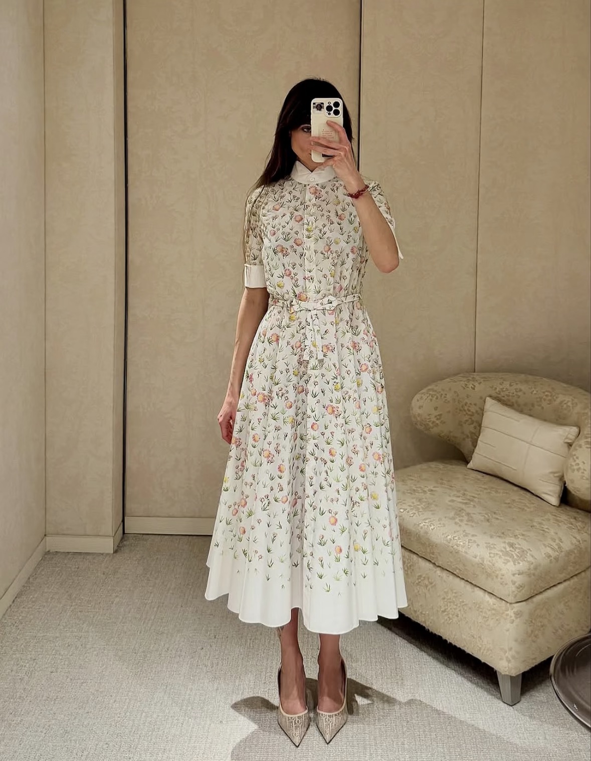 NO:806208,Dio** French pastoral floral shirt collar dress. Gentle atmosphere and temperament style. Waist A-line large skirt design, built-in slimming filter, belt outlines the waistline, covering the flesh and showing proportions. The long version is elegant and not procrastinating. Lapel shirt collar + contrasting cuffs, with fresh hand-painted floral print, has a French pastoral atmosphere. It is gentle when worn alone, or can be worn with a suit to create a commuting style.  High-quality fabric with a drapey feel, breathable and skin-friendly, the upper body is refreshing and not stuffy, the large skirt has a sense of elegance when walking, suitable for daily wear or date wear, ready for sale smL,, dior, skirts, shirts, business suit,19860909Dio** 法式田园碎花衬衫领连衣裙 温柔氛围感气质款 收腰A字大裙摆设计,自带显瘦滤镜,腰带勾勒腰线,遮肉又显比例,长款版型优雅不拖沓 翻领衬衫领+撞色袖口,搭配清新手绘碎花印花,自带法式田园氛围感,单穿温柔,外搭西装也能打造通勤风 垂坠感优质面料,透气亲肤,上身清爽不闷热,大裙摆走路自带飘逸感,日常穿或约会穿都合适现货出售 smL,,dior,skirts,shirts,business suit,,Women's clothing