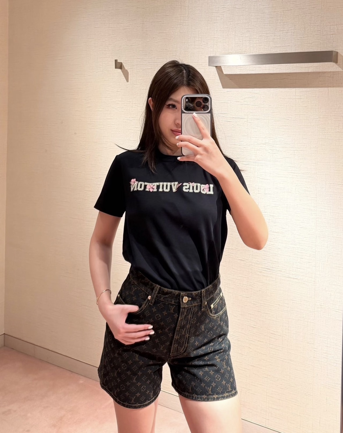 NO:807286,26 spring and summer new products  Lo**Vuit** cherry blossom letter print short-sleeves are inspired by classic letters, cleverly blending the brand logo with romantic cherry blossom elements to break the dullness of black T. The heavy-weight Xinjiang long-staple cotton fabric is selected to feel soft and skin-friendly, the upper body is stiff and stylish, and is not easy to deform. The loose and slightly dropped shoulder tailoring is not picky about the body shape. It can be worn casually and versatile when worn alone. It can also unlock a high-end casual feel when layered with suits. It is a basic Lvjia style that can be worn in the wardrobe for many years. Ready for sale smL,, louis  vuitton,louis vuitton,T-shirt,business suit,1986090926春夏新品 Lo**Vuit**樱花字母印花短袖以经典字母为灵感,将品牌标识与浪漫樱花元素巧妙融合,打破黑T的沉闷.甄选重磅新疆长绒棉面料,手感软糯亲肤,上身挺括有型,不易变形.宽松微落肩剪裁,不挑身形,单穿随性百搭,叠穿西装也能解锁高级休闲感,是衣柜里可穿多年的驴家基础款现货出售 smL,,louis vuitton,louis vuitton,T-shirt,business suit,,Women's clothing