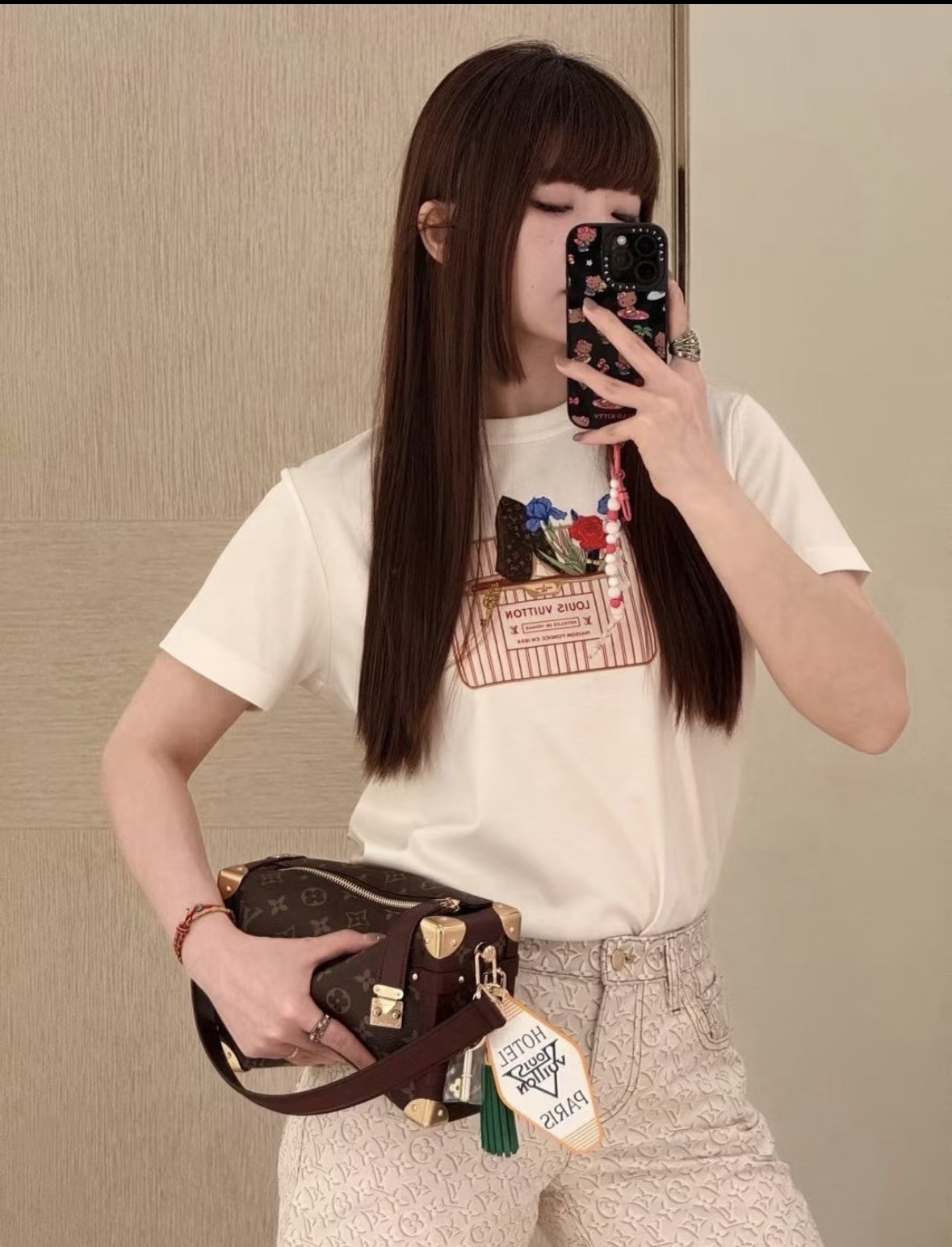 NO:807279,26 spring and summer new products Lujia's classic white T-shirt is centered on the brand's iconic striped gift box print, and is blended with presbyopia, iris and rose elements to create a French romantic atmosphere. The skin-friendly and breathable cotton fabric is selected, soft and delicate to touch, comfortable and unburdened on the upper body; the neat round neck and standard straight version show more temperament regardless of body shape, and can be easily adapted to daily casual or matching suits. Ready for sale smL, louis vuitton, louis  vuitton, business suit,1986090926春夏新品 驴家经典白T以品牌标志性的条纹礼盒印花为核心,老花、鸢尾花与玫瑰元素融合,营造法式浪漫氛围.甄选亲肤透气的棉质面料,触感柔软细腻,上身舒适无负担；利落圆领与标准直筒版型,不挑身材更显气质,日常休闲或搭配西装都能轻松适配.现货出售smL,,louis vuitton,louis vuitton,business suit,,Women's clothing