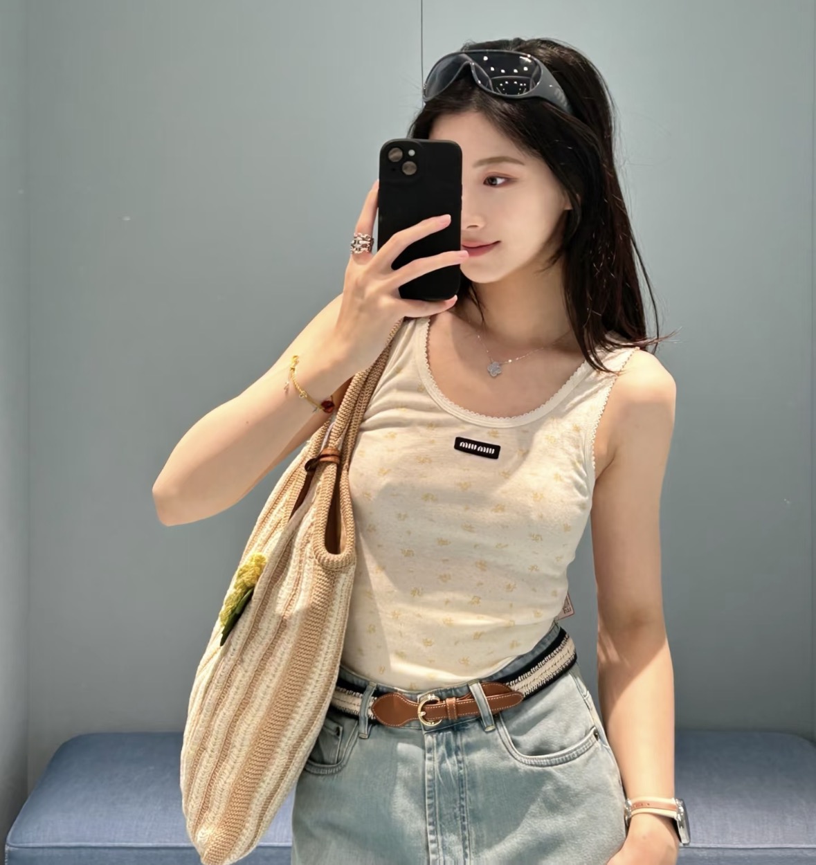 NO:808420,26 spring and summer new product Miu ** Floral Lace Camisole is a gentle item with a girlish feel. The creamy white base is paired with light yellow floral flowers, which brings French romance to the body. The lace on the neckline and shoulder straps is exquisite and age-reducing, and the brand logo on the chest is low-key and recognizable. The elastic fabric is soft and skin-friendly, fits the body shape without being tight, and is fresh and sweet when worn alone. It also has a super layered feel when layered with shirts and suits. It is a versatile king in the wardrobe!  Ready for sale smL,,miumiu,shirts,business suit,1986090926春夏新品 Miu **碎花蕾丝边吊带背心 自带少女感的温柔单品,奶白色底搭配浅黄碎花,把法式浪漫穿在身上. 领口和肩带的蕾丝花边精致又减龄,胸前品牌标低调又有辨识度. 弹力面料软糯亲肤,贴合身形又不紧绷,单穿清新甜美,叠穿在衬衫、西装里也超有层次感,是衣柜里的百搭王！现货出售smL,,miumiu,shirts,business suit,,Women's clothing