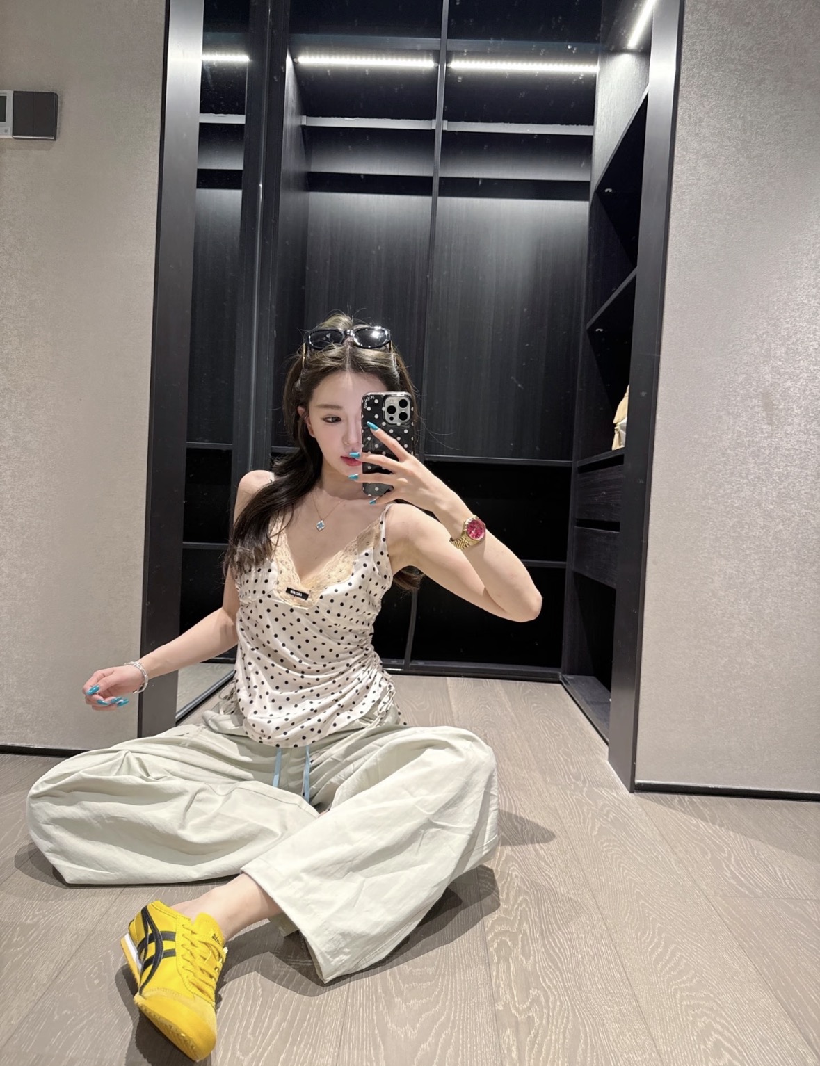 미우미우 새틴 물방울무늬 레이스 네크라인 여성 반팔 상세 이미지 5