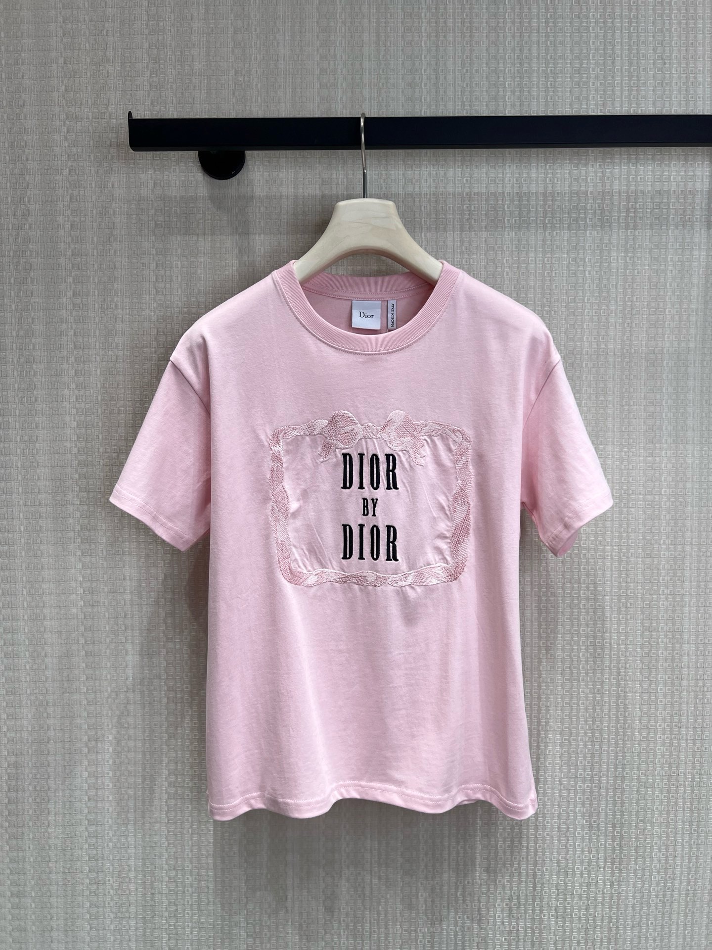 NO:877864,26 spring and summer new product Dio limited edition cherry blossom pink embroidered T-shirt. The cherry blossom pink tone comes with a soft light filter. It is gentle and not picky, unlocking the spring atmosphere in one second. The letters on the chest are matched with a lace-like embroidered border, the details are full of brand recognition, and the low-key and high-end texture is revealed.  The loose off-shoulder version covers the flesh and makes you look slim without picking up your figure. It can be easily worn with jeans or skirts to give you a relaxed, big-name look. It is suitable for daily commuting and dating out. It can be worn alone or stacked, and it is practical and practical. SmL, dior, skirts, jeans, tees, t-shirts are available for sale in stock.1986090926春夏新品 Dio限定樱花粉刺绣T恤 自带柔光滤镜的樱花粉调,温柔又不挑皮,一秒解锁春日氛围感. 胸前 字母搭配蕾丝感刺绣边框,细节满溢品牌辨识度,低调中透着高级质感. 宽松落肩版型,遮肉显瘦不挑身材,搭配牛仔裤、半裙都能轻松穿出松弛的大牌感,日常通勤、约会出街都适配,可单穿可叠穿,实穿性拉满.现货出售smL,,dior,skirts,jeans,tees，t-shirt,,Women's clothing