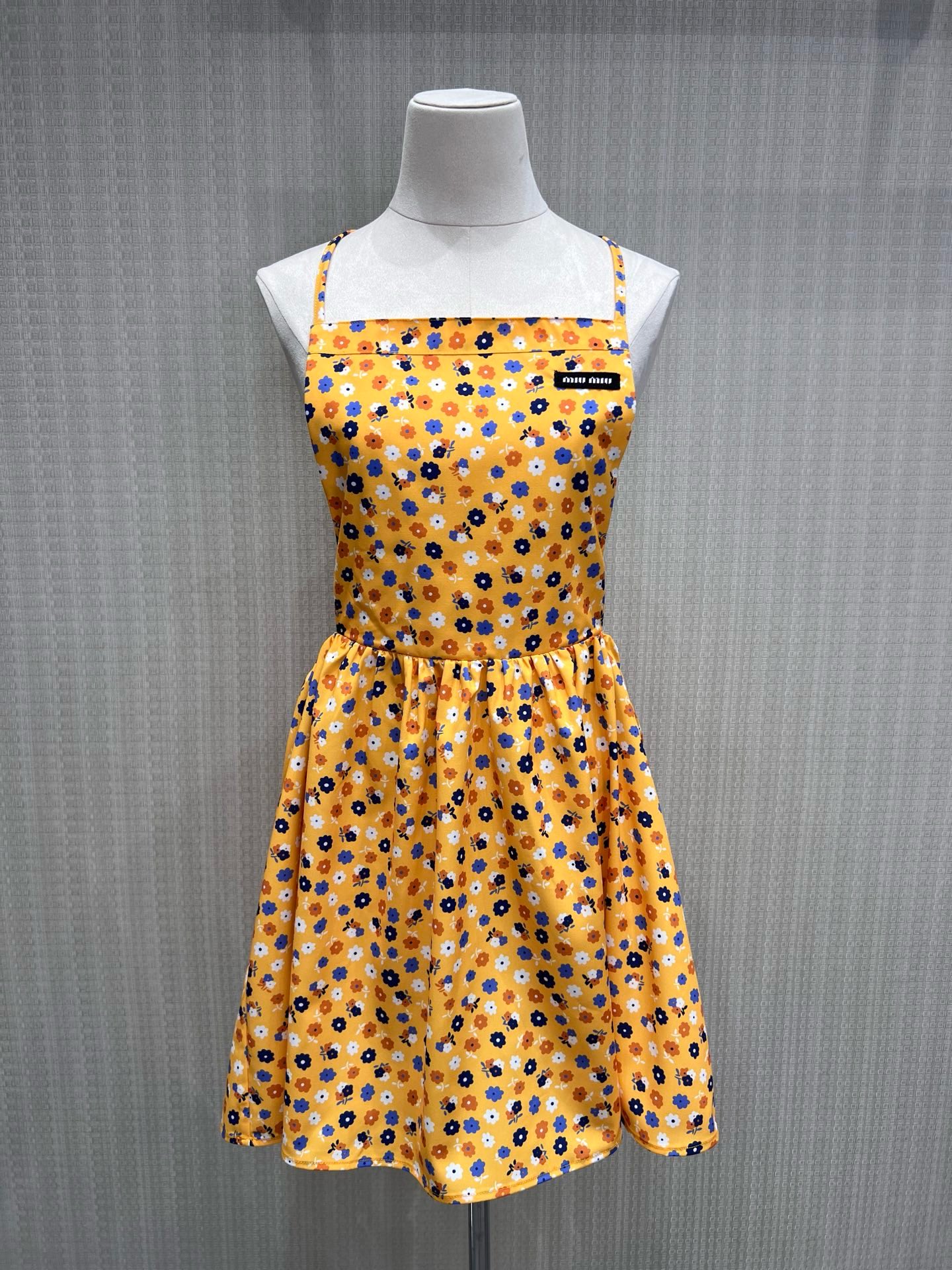 NO:863247,26 new spring and summer products Mi** Feng Yuanqi yellow floral suspender dress. Wear the beauty of summer on your body. The bright yellow bottom is paired with blue and white florals, which brings a French pastoral atmosphere. The square collar + waist A-line skirt outlines the waistline and optimizes the proportions, which is delicate and age-reducing. The brand woven label on the chest is low-key, and the details highlight the girlish feeling. The short skirt length is playful and smart, and paired with canvas shoes, it will make the youthful heroine feel familiar.  Breathable fabrics are refreshing and not stuffy, perfect for summer outings, dates, and picnics, ready for sale smL,,skirts,1986090926春夏新品 Mi** 风元气黄碎花吊带裙 把夏日的明媚穿在身上 明艳黄底搭配蓝白小碎花,自带法式田园氛围感 方领+收腰A字裙摆,勾勒腰线同时优化比例,娇俏又减龄 胸前品牌织标低调点题,细节处彰显少女感 短款裙长俏皮灵动,搭配帆布鞋就是青春女主既视感 透气面料清爽不闷,夏日出游、约会、野餐的出片神器现货出售 smL,,skirts,,Women's clothing