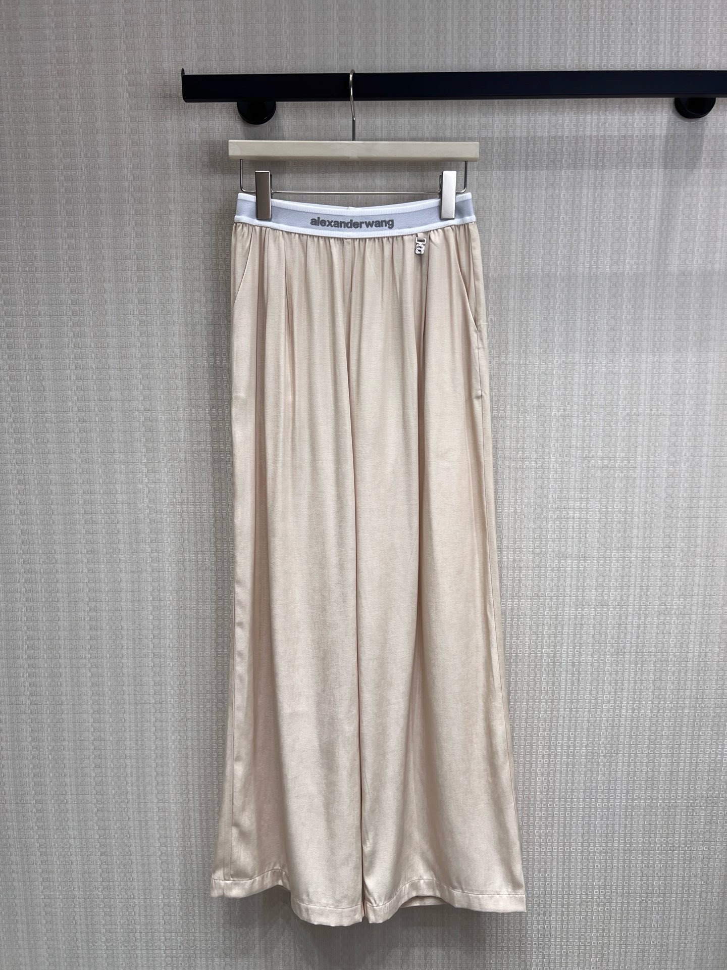 NO:868468,Dawang's drapey wide-leg pants are welded directly to the body. It has a classic woven waistband and silky satin-like fabric. It has a low-key and high-end feel. The loose wide-leg version has a lot of fat, and the drape is full. It is windy when you walk. The off-white is gentle and elegant, and the navy blue is slim and versatile. It can be worn for daily commuting, going out, and for lazy people. A casual set will give you a lazy and noble sense of relaxation!  Spot sale smL,,alexander wang,19860909大王这条垂感阔腿裤直接焊在身上 经典织标腰头+丝滑缎面感面料,自带低调高级感,宽松阔腿版型巨藏肉,垂坠感拉满,走路都带风,米白温柔显气质,藏青显瘦又百搭,日常通勤、出街、懒人穿搭都能hold住, 随手一套就是慵懒又贵气的松弛感！现货出售smL,,alexander wang,,Women's clothing