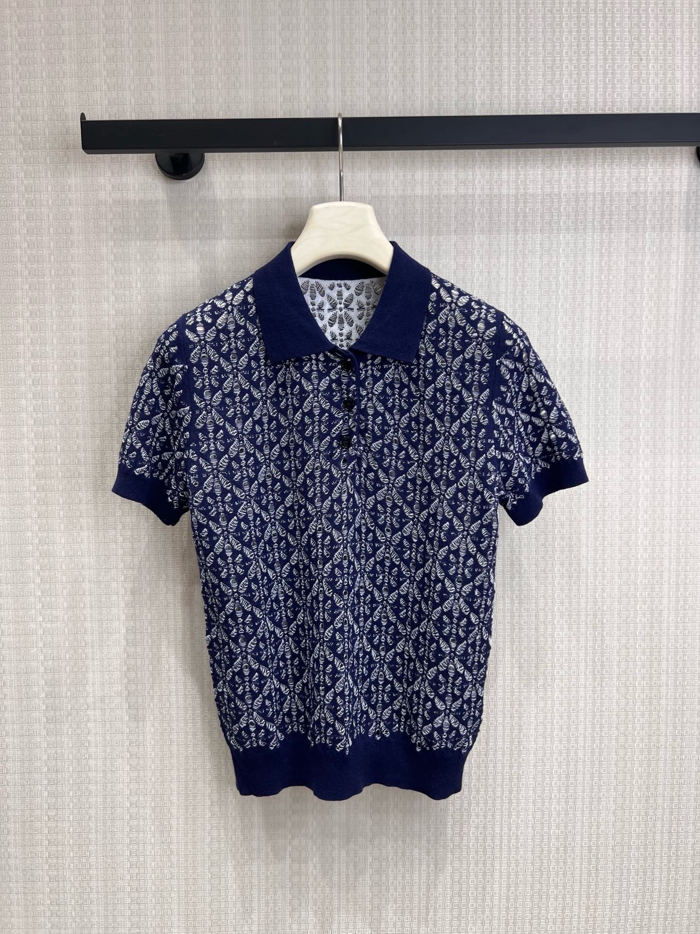NO:871995,26 new spring and summer products Dio** French jacquard knitted Polo Navy bottom tone, all-over symmetrical jacquard craftsmanship Retro rhombus pattern outlines elegant texture POLO lapel + three-button placket, classic and unobtrusive Slim-fit short-sleeved version, neat waist to show proportions Light and breathable knitted fabric, no burden to wear in spring and summer An all-purpose style that can be worn for commuting or leisure. It has a refined atmosphere when worn alone, and layered when layered  Ready for sale smL, dior, T-shirt,1986090926春夏新品 Dio**法式老花提花针织Polo 藏青底调,满幅对称提花工艺 复古菱格纹样勾勒优雅肌理 POLO翻领+三粒扣门襟,经典不挑人 修身短袖版型,利落收腰显比例 轻薄透气针织面料,春夏穿无负担 通勤/休闲都能打的万能款 单穿自带精致氛围感,叠穿也有层次 现货出售smL,,dior,T-shirt,,Women's clothing