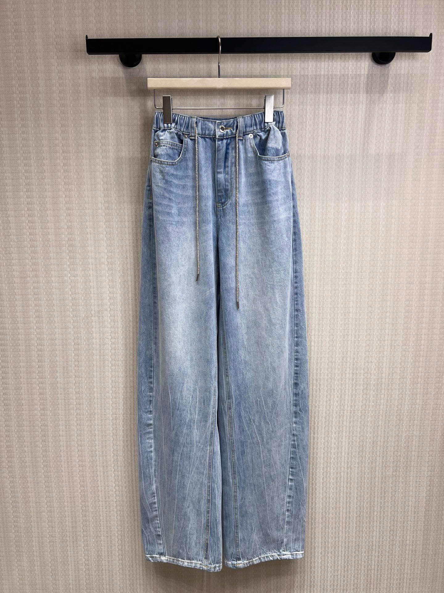 NO:872000,26 spring and summer new Alexa** classic washed blue silhouette jeans | Relaxed hot girl ceiling  Re-engraving King's iconic street luxury aesthetics, the light ice blue distressed wash comes with a retro filter, and has a relaxed silhouette. The elastic drawstring design at the waist is both comfortable and neat. The loose straight pants hide the body and make it look slimmer, easily creating a 'head-to-body ratio cheating' effect. Whether you wear it with a short top for hot girl style or a suit for high-street commuting style, you can wear King's unique cool style. It is a versatile pair of pants that can be worn in the wardrobe for ten years. Ready for sale  smL,,alexander wang,jeans,business suit,1986090926春夏新品 Alexa**经典水洗蓝廓形牛仔裤 | 松弛辣妹天花板 复刻大王标志性的街头奢潮美学,浅冰蓝做旧水洗自带复古滤镜,自带松弛感的廓形剪裁,腰头松紧抽绳设计兼顾舒适与利落,宽松直筒裤型藏肉显瘦,轻松打造“头身比作弊”效果,不管是搭短款上衣走辣妹风,还是配西装走高街通勤风,都能穿出大王独有的酷感格调,是衣橱里能穿十年的百搭神裤.现货出售 smL,,alexander wang,jeans,business suit,,Women's clothing