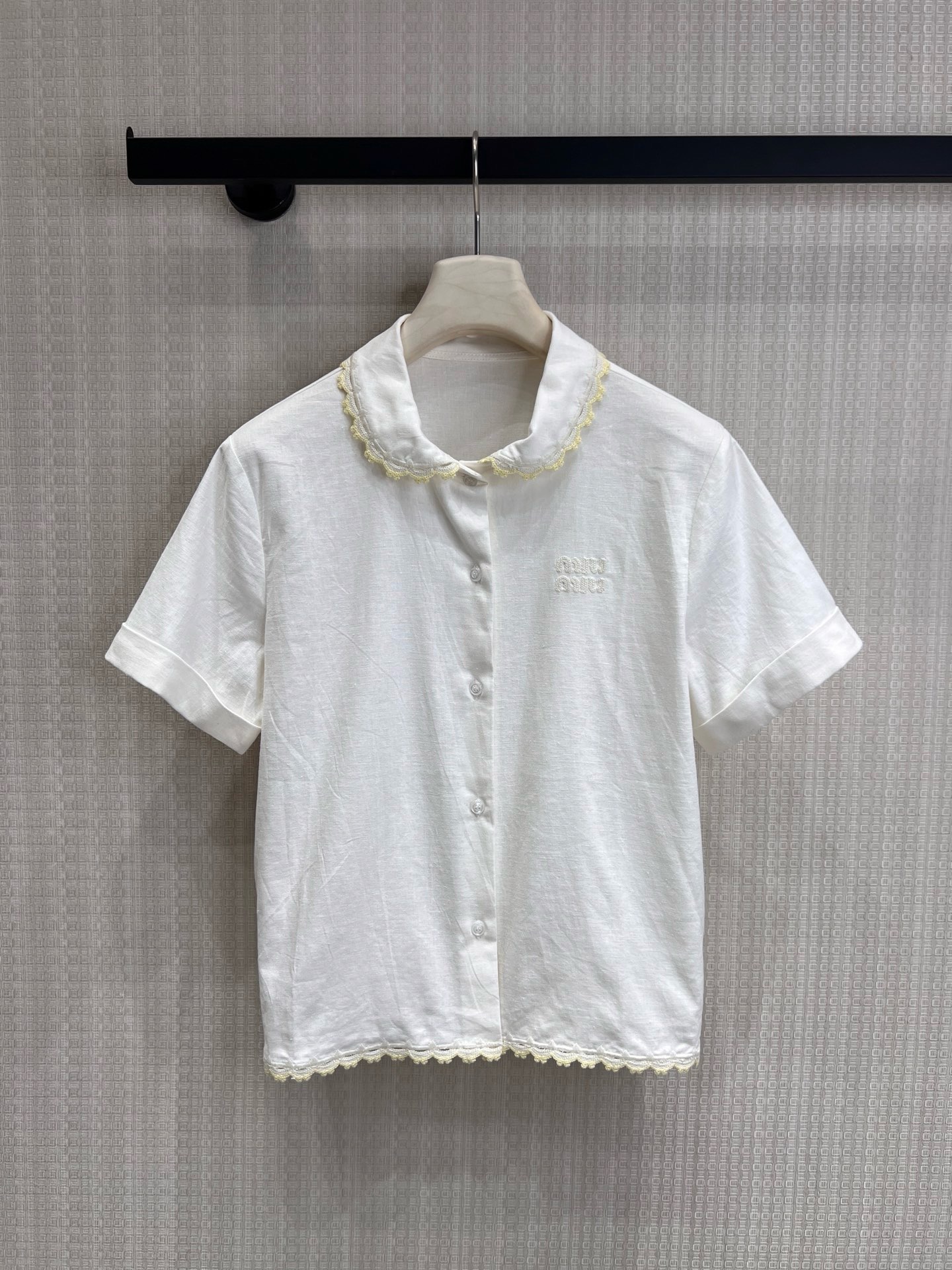 NO:890200,26 spring and summer new Miu** girly lace short white shirt. Iconic doll collar, with beige lace piping, replica of the sweet academic elements. The short cut optimizes the proportions and raises the waistline to bring out the girlish feeling. Exquisite embroidered logo on the chest, low-key to highlight the brand identity. Breathable cotton-like fabric, soft fufu and not sweaty, and comes with age-reducing buff when worn alone or layered. Ready for sale smL,, miumiu, shirts,1986090926春夏新款 Miu**少女感蕾丝花边短款白衬衫 标志性娃娃领,搭配米黄蕾丝滚边,复刻学院派甜美元素 短款剪裁优化比例,拉高腰线自带少女娇俏感 胸前精致刺绣Logo,低调彰显品牌身份 透气棉感面料,软fufu不闷汗,单穿/叠穿都自带减龄buff 现货出售smL,,miumiu,shirts,,Women's clothing
