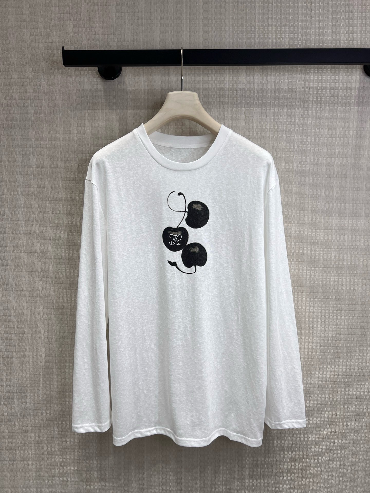 NO:890995,26 spring and summer new style. Original designer. The white T-shirt has welded the looseness to the body with Tencel fabric with its own breathable texture. It will not be sweaty when worn in summer. The dropped shoulder version hides the fat, and the black cherry print is low-key and discreet. Paired with jeans, it is casual and Korean style. Paired with a skirt, it has a gentle and relaxed feeling. It can be used as sun protection or inner wear every day. It is perfect when worn alone. One piece can take over the matching inspiration of the entire wardrobe. Ready for sale smL,, skirts, jeans,1986090926春夏新款 原创设计师 白T把松弛感焊在身上了自带透气肌理的天丝面料,夏天穿也不闷汗 落肩版型藏住拜拜肉,黑樱桃印花低调又有小心机 搭牛仔裤是随性韩系,配半裙是温柔松弛感 日常当防晒、内搭 单穿都绝了,一件承包整个衣柜的搭配灵感 现货出售smL,,skirts,jeans,,Women's clothing