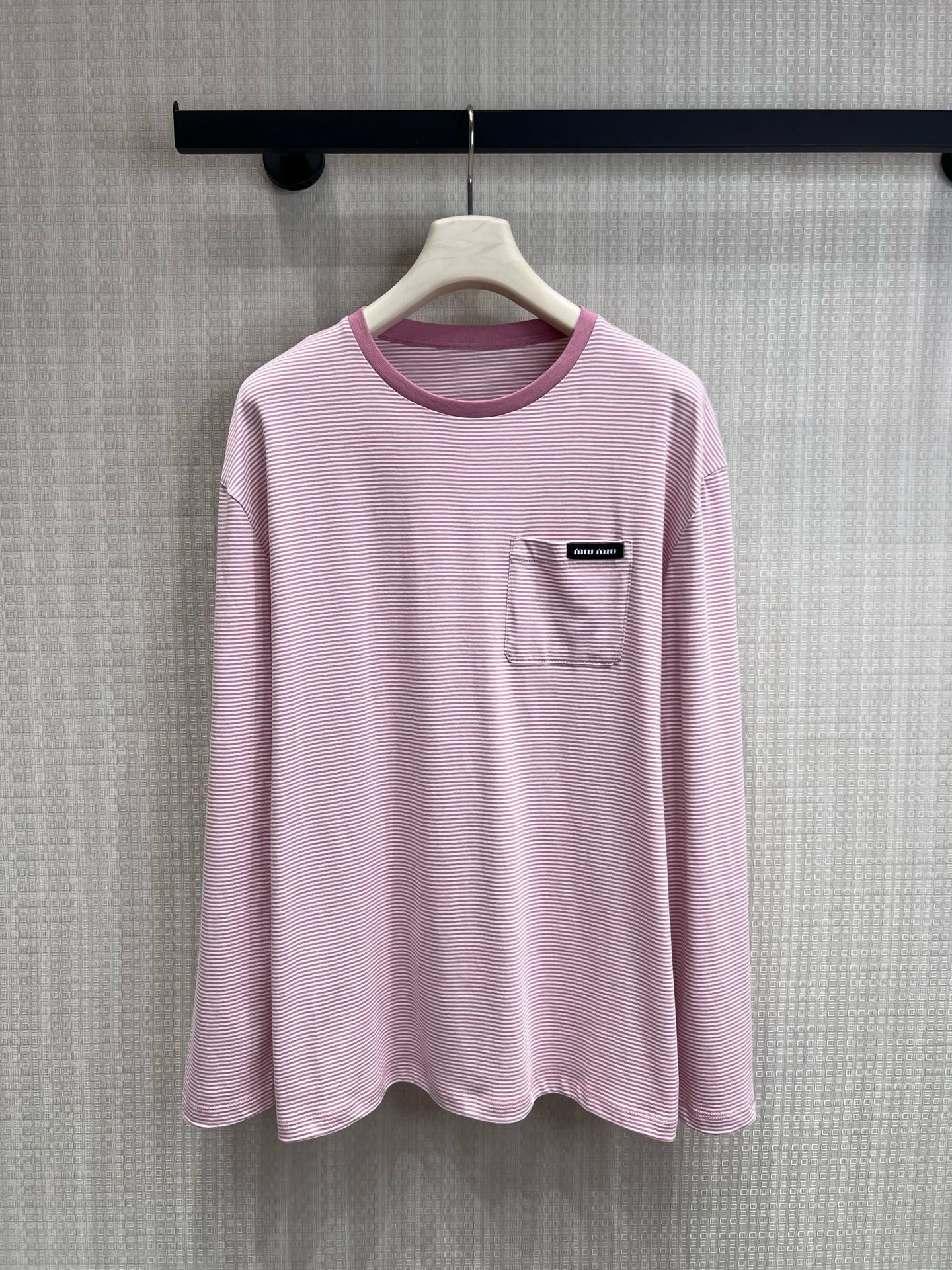 NO:890999,26 new spring and summer Miu **pink tone striped long-sleeved T. Soft pink and thin white stripes are intertwined, which is a relaxed expression with a girly feel. Contrast color round neck + chest patch pocket, with brand woven label details, soft and skin-friendly fabric, can be worn alone or layered to create effortless elegance. Ready for sale smL,,miumiu,1986090926春夏新品 Miu **粉调条纹长袖T 柔粉与细白条纹交织,是自带少女感的松弛表达. 撞色圆领+胸口贴袋,搭配品牌织标细节, 软糯亲肤的面料,单穿叠穿都能打造不费力的优雅.现货出售smL,,miumiu,,Women's clothing