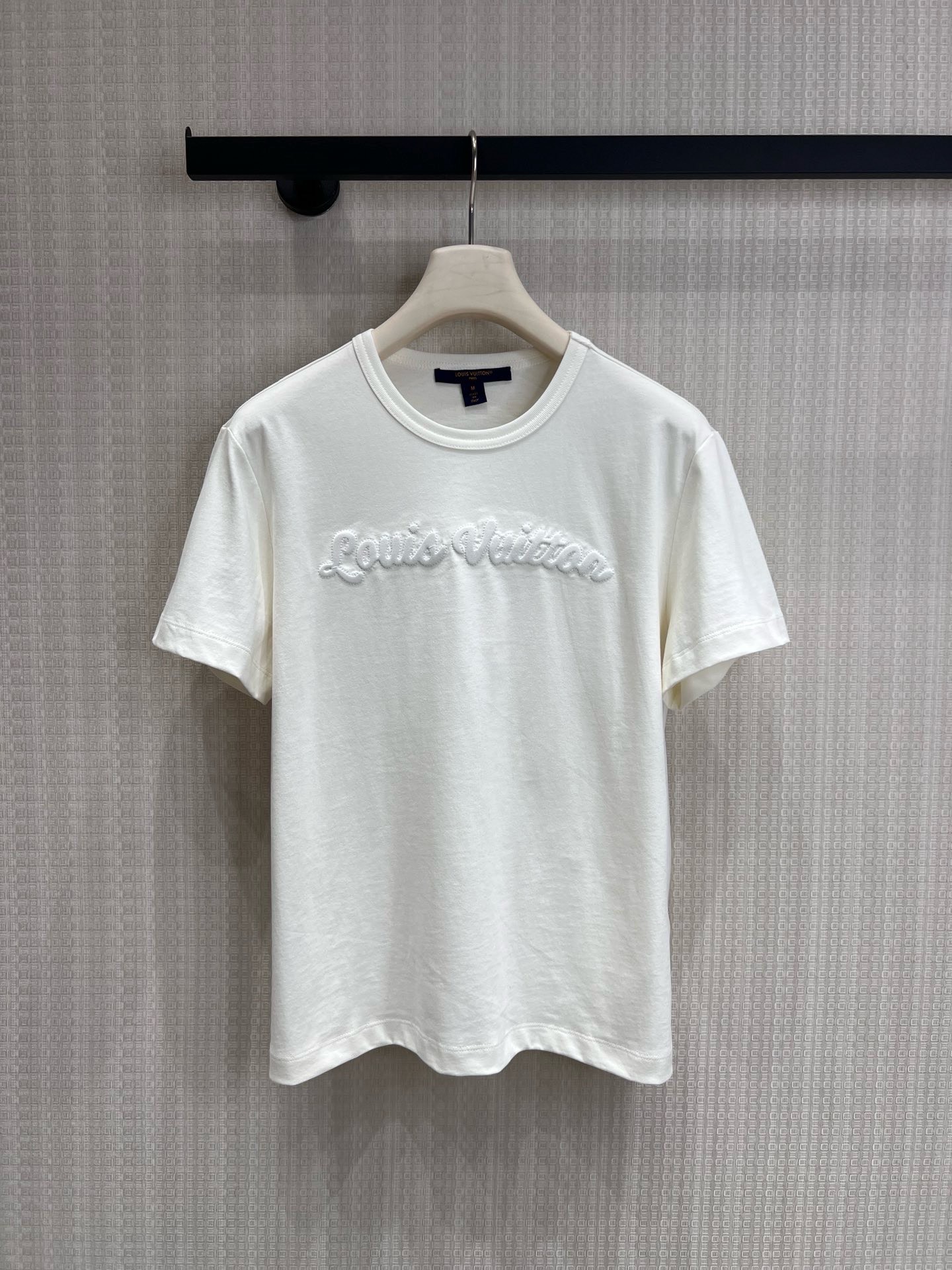 NO:890965,26 spring and summer new product Lujia Baiyueguang!  Embroidered short sleeves in the same color, the sense of luxury is hidden in the details, minimalist ceiling!  Embossed T, one-click control for commuting and leisure, low-key and elegant!  Embroidered white T, wear high-end in daily life, effortlessly fashionable!  Versatile and unmistakable, the first choice for entry into luxury brands!  The texture is full of texture. Ready supply of smL,, louis vuitton, louis vuitton, T-shirt,1986090926春夏新品 驴家白月光！同色系刺绣短袖,高级感藏在细节里 极简天花板！浮雕T,通勤休闲一键拿捏 低调显贵！刺绣白T,把高级穿在日常里 不费力的时髦！百搭不出错 奢牌入门首选！质感拉满 现货供应smL,,louis vuitton,louis vuitton,T-shirt,,Women's clothing