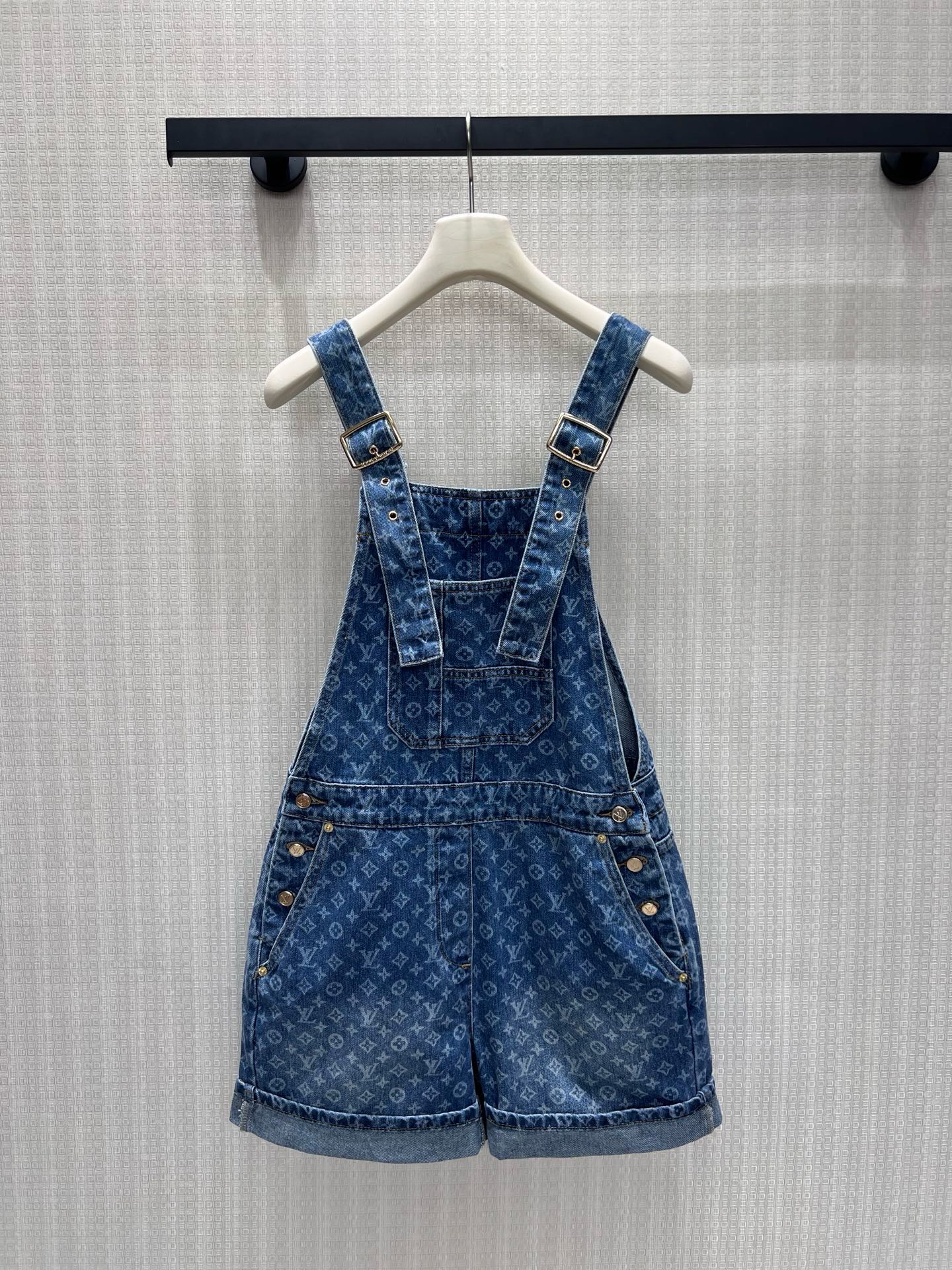 NO:891026,26 spring and summer new suspender jumpsuit. Washed denim is dyed to create a relaxed atmosphere, and the classic Monogram spreads low-key on the denim fabric. The metal buckle suspenders outline neat lines, the straight pants are casual and tolerant to the body shape, and the rolled trousers have a casual retro accent. Paired with a basic white T, you can easily unlock the effortless French fashion, reduce age without being childish, and it is a treasure item in the wardrobe with its own relaxation filter. Ready for sale smL,,1986090926春夏新品背带连体裤 水洗丹宁晕染出松弛氛围,经典Monogram在牛仔面料上低调蔓延.金属扣背带勾勒利落线条,直筒裤型随性包容身形,卷边裤脚自带漫不经心的复古腔调.搭配基础白T,就能轻松解锁不费力的法式时髦,减龄又不幼稚,是衣橱里自带松弛滤镜的宝藏单品.现货出售smL,,,Women's clothing