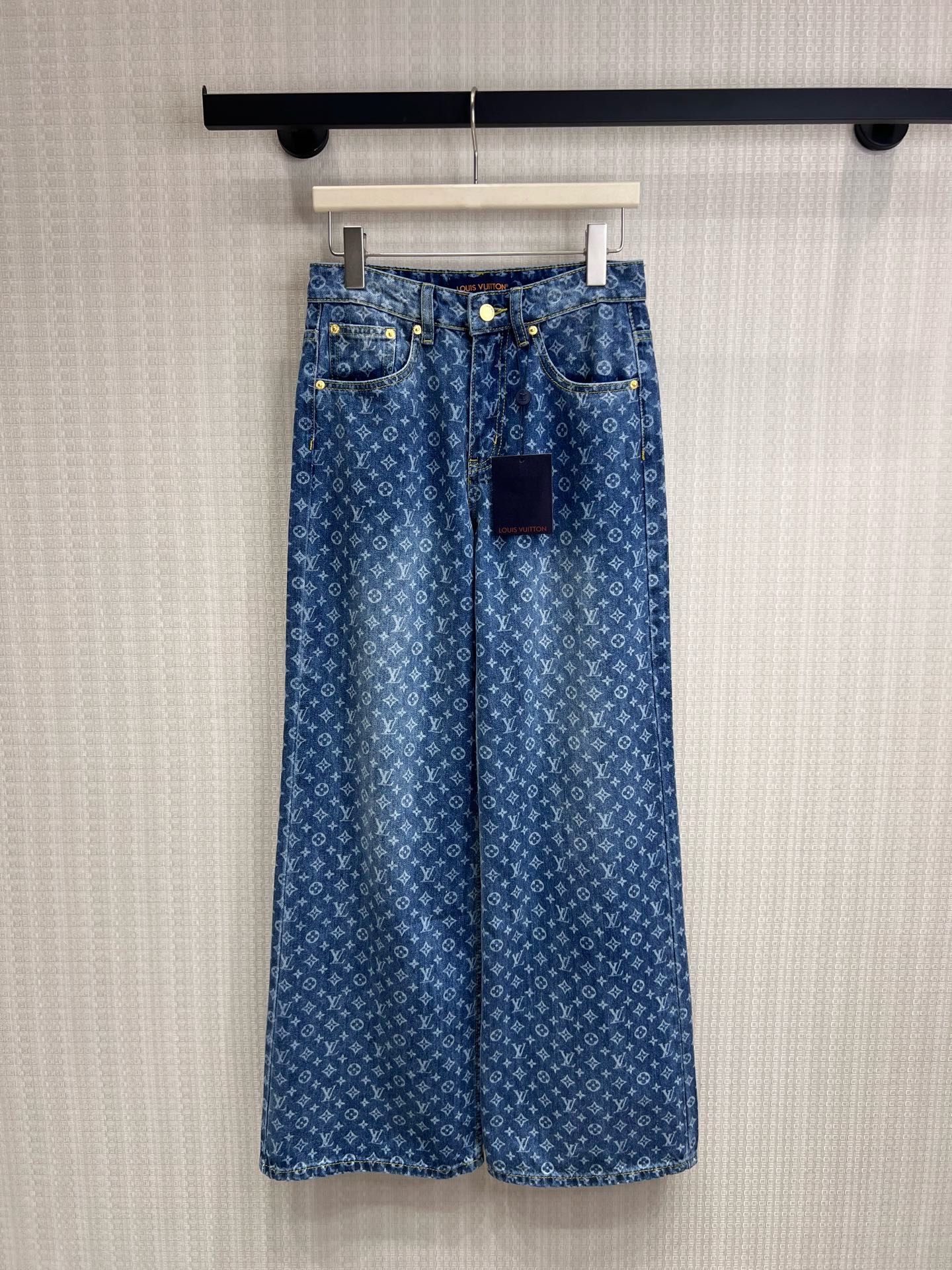 NO:891032,26 spring and summer new products LV** presbyopic all-print wide-leg jeans. Classic Monogram presbyopic washed denim, with high luxury recognition. High-waisted and wide-leg tailoring, neat drape, easily elongating the leg shape. Retro wash craftsmanship + distressed tones, just the right balance between retro and street feel. Loose straight version, not picky about leg shape or style, can be worn with white T/suit to create a relaxed and luxurious feeling. Ready for sale smL, louis vuitton, jeans, business  suit,1986090926春夏新品 LV**老花满印阔腿牛仔裤 经典Monogram老花水洗牛仔,自带高奢辨识度 高腰阔腿剪裁,利落垂坠感,轻松拉长腿型 复古水洗工艺+做旧色调,复古与街头感平衡得刚刚好 宽松直筒版型,不挑腿型不挑风格,搭白T/西装都能穿出松弛贵气感现货出售smL,,louis vuitton,jeans,business suit,,Women's clothing