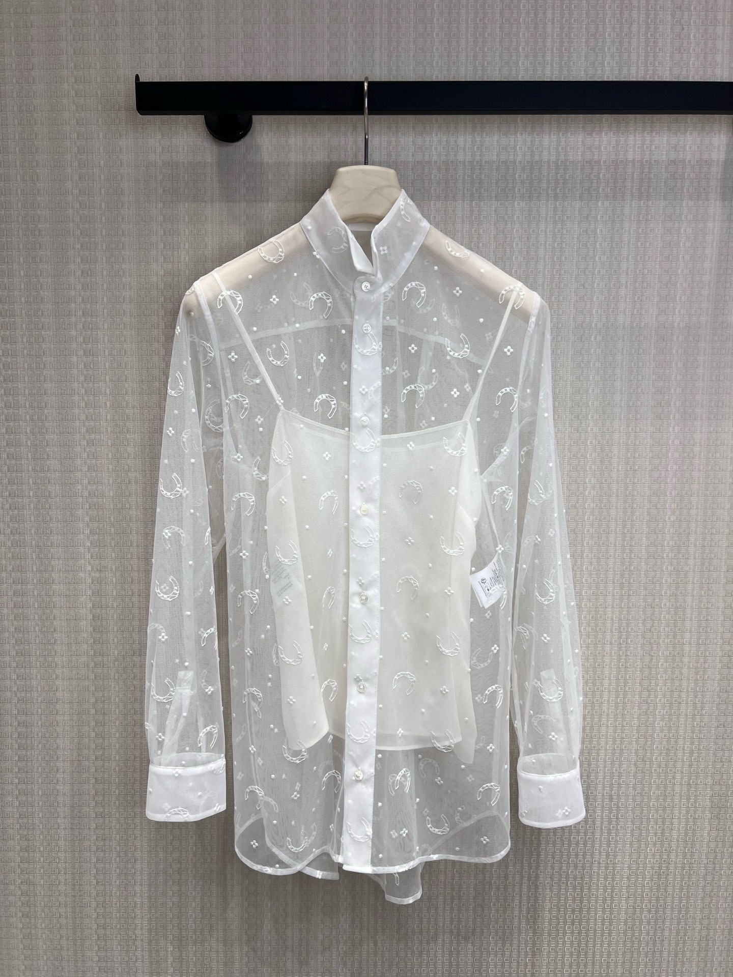 NO:891580,Dio ** style horseshoe starburst jacquard see-through organza shirt Wear hazy poetry on the body. The organza see-through shirt uses delicate jacquard technology to turn the brand symbol into a vague romantic texture. The stand-up collar silhouette weakens the toughness of the shirt, and the loose version has a sense of relaxation. It can create an effortless sense of luxury when worn alone or layered. It is a gentle temperament suitable for various occasions. Ready for sale smL, dior, shirts,19860909Dio**风马蹄星芒提花透视欧根纱衬衫 把朦胧诗意穿在身上,欧根纱透视衬衫以细腻提花工艺,将品牌符号化作若隐若现的浪漫肌理.立领廓形弱化了衬衫的硬朗,宽松版型自带松弛感,单穿叠穿都能打造不费力的高级感,是适配多种场合的温柔气质担当.现货出售smL,,dior,shirts,,Women's clothing