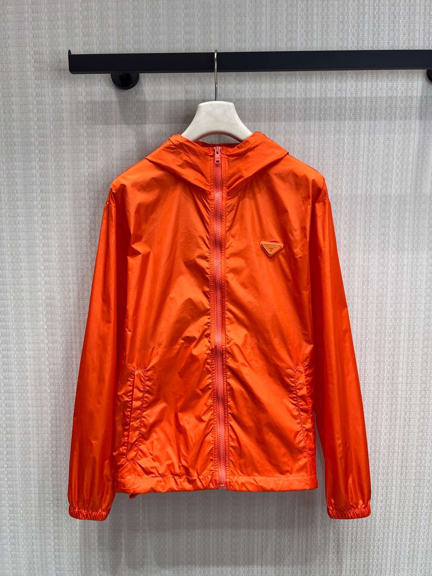 NO:891550,Pra** classic triangle logo hooded sun protection jacket. The pure white tone has a refreshing and high-end feel. The iconic triangle logo low-key highlights the brand style. Lightweight and breathable windproof fabric, with both sun protection and practical functions, no burden for summer travel. Loose hooded version, neat tailoring does not flatter the figure, easy to create casual and high-end street wear. Ready for sale smL, prada, hats,19860909Pra**经典三角标连帽防晒衣 纯净白调自带清爽高级感,标志性三角徽标低调彰显品牌格调 轻薄透气的防风面料,兼具防晒与实用功能,夏日出行无负担 宽松连帽版型,利落剪裁不挑身材,轻松打造随性高级的街头穿搭现货出售smL,,prada,hats,,Women's clothing
