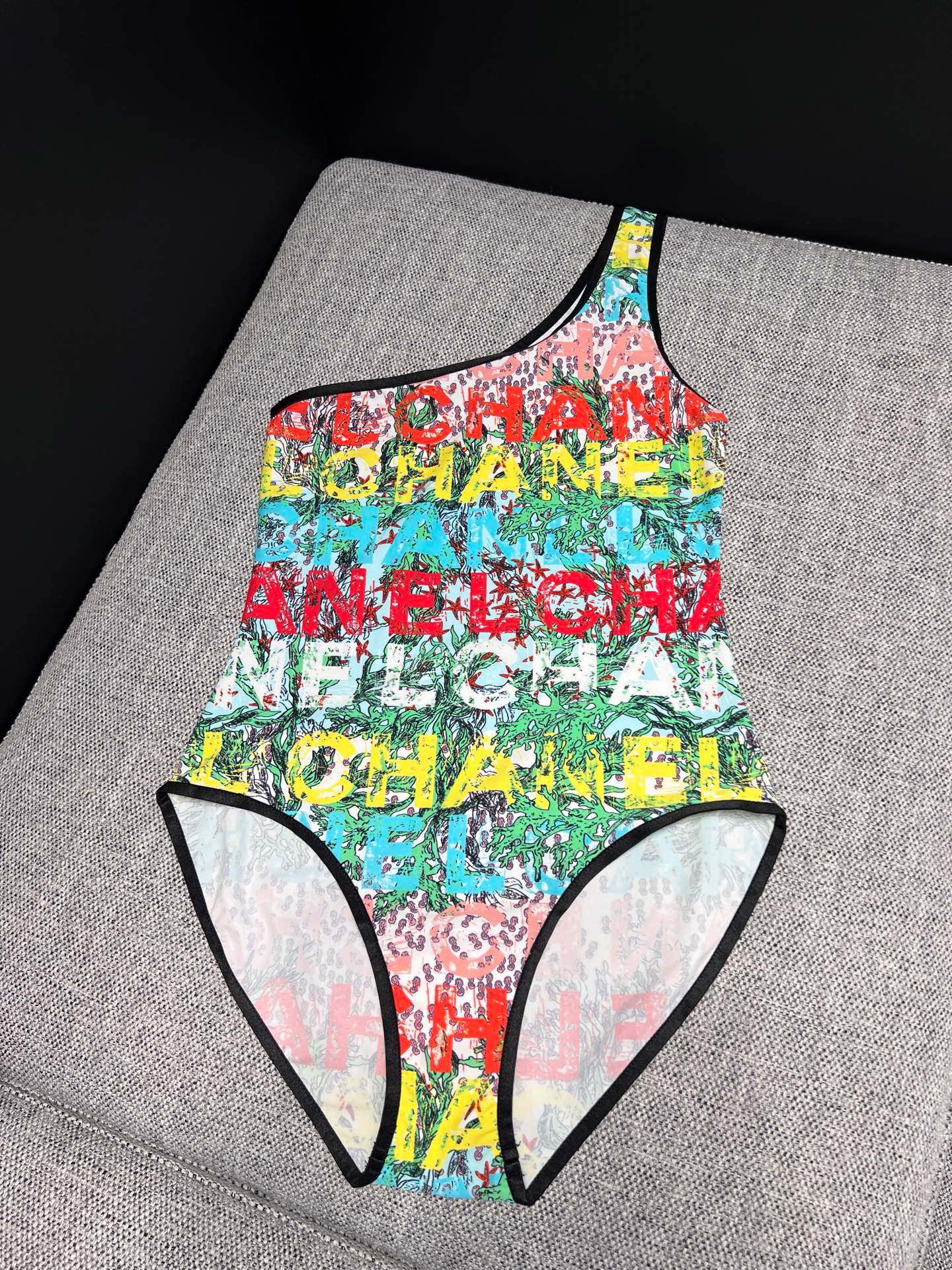 NO:891903,26 new spring and summer products Cha** limited edition small fragrance graffiti swimsuit slanted shoulder series model Wear the French relaxed style on your body. The texture of the full-print letters is high-end, and the contrasting color design is retro and eye-catching. The bow shoulder straps soften the lines, and the high-elastic fabric fits the body shape without being tight. The one-piece tailoring is neat, perfect for vacation, hot spring or daily layering, single color, various outfits, ready for sale smL,, swimsuits,1986090926春夏新品 Cha**限定小香风涂鸦泳衣 斜肩 系列款 把法式松弛穿在身上.满印字母肌理感高级,撞色设计复古又吸睛.蝴蝶结肩带柔化线条,高弹面料贴合身形不勒肉.连体剪裁利落,度假、温泉或日常叠穿都出彩,单色 多种穿搭 现货出售smL,,swimsuits,,Women's clothing