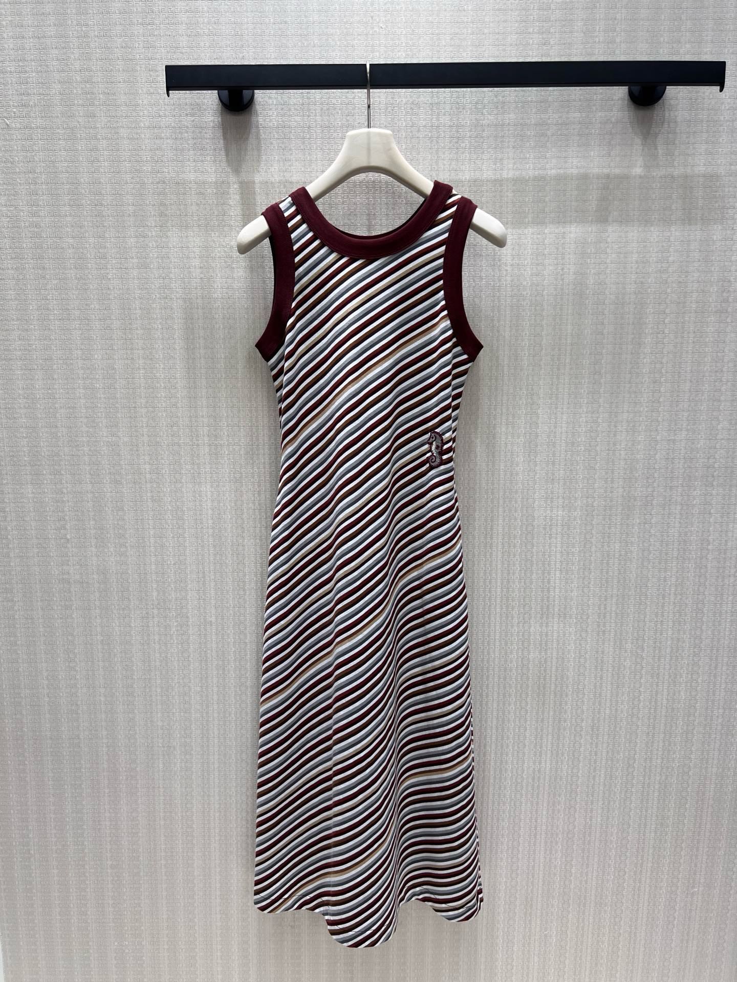 NO:891898,26 spring and summer new products  Xiaoxiang style retro twill knit sleeveless long skirt, burgundy contrasting round neckline outlines the delicate shoulder line, staggered contrasting diagonal stripes bring a retro atmosphere. Delicate elastic knitted fabric is close to the body and draped, and the exquisite embroidered logo on the side hides the brand details, A letter  The pose is casual and stretchable, and can modify the body shape. It is suitable for both leisure and commuting. It is simple and high-end when worn alone. It is full of atmosphere when worn with a small fragrant jacket. It is easy to achieve the French lazy and elegant style. Ready for sale sml, skirts, jackets  & coats,1986090926春夏新品 小香风复古斜纹针织无袖长裙,酒红撞色圆领勾勒精致肩线,错落撞色斜条纹自带复古氛围感.细腻弹力针织面料贴身垂顺,侧边精致刺绣标暗藏品牌细节,A字摆随性舒展、修饰身形.休闲通勤都适配,单穿简约高级,外搭小香外套氛围感拉满,轻松拿捏法式慵懒贵气.现货出售smL,,skirts,jackets & coats,,Women's clothing