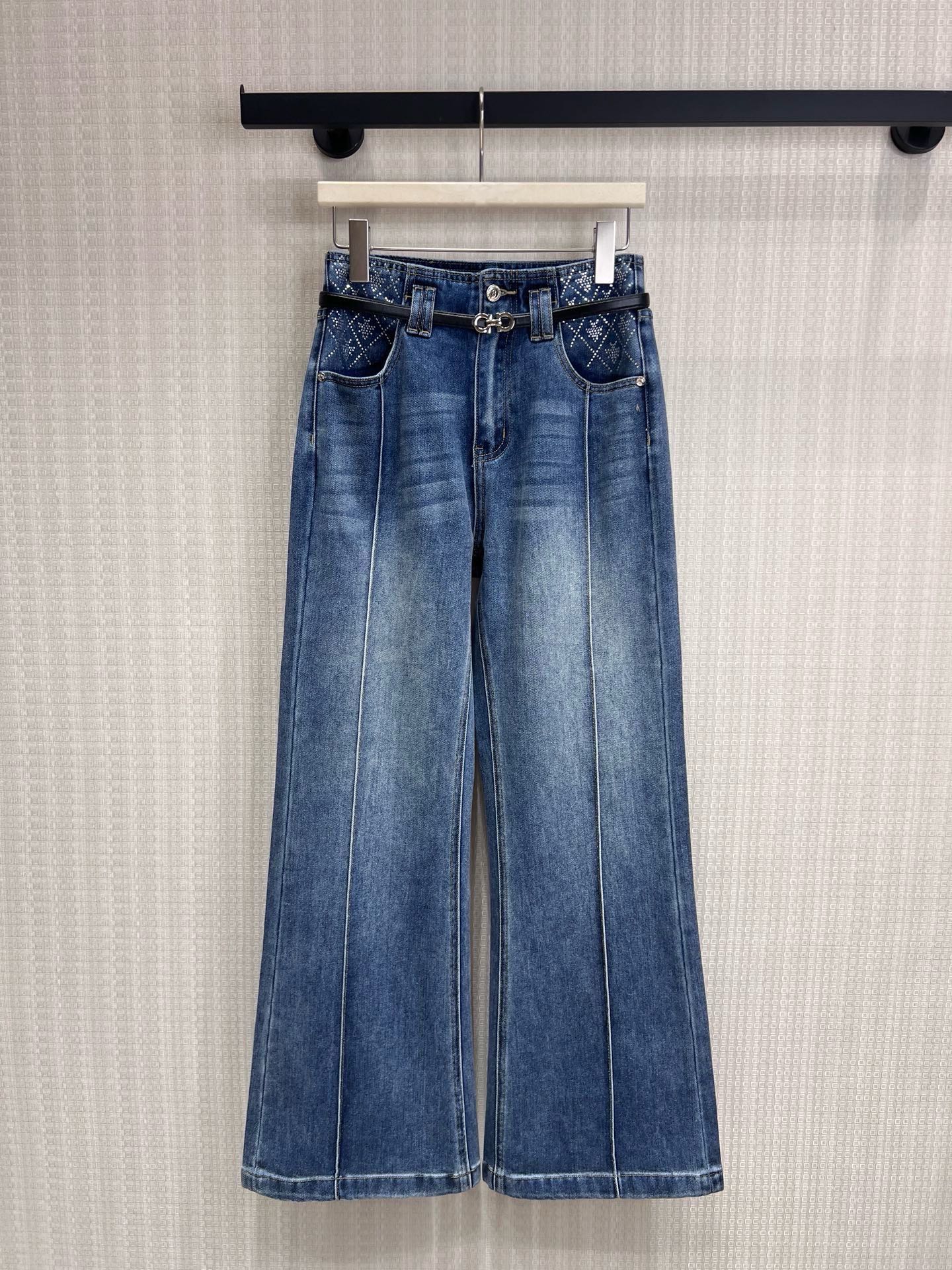 NO:893371,Dio**26 spring and summer new product is washed blue, re-engraving the retro texture of denim, and has a rhombus pattern on the waist. There is a low-key sophistication in the details. The front mid-press line design can lengthen the thigh line in one second. Paired with the metal buckle belt of the same series, it neatly outlines the high waist line. The high waist + straight wide leg version can easily hide the body and make you slim. Whether it is paired with a short top or a suit jacket, you can wear a relaxed and high-end fashionable tone. Non-colliding design,  You can hold it for daily commuting or going out on dates. Add a pair of 'universal pants' to your wardrobe. Ready for sale sml, dior, jackets & coats, business suit,19860909Dio**26春夏新品水洗蓝调,复刻丹宁的复古质感,腰头烫钻菱格纹,细节里藏着低调的精致感 前中压线设计,一秒拉长大腿线条, 搭配同系列金属扣腰带,利落勾勒高腰线, 高腰+直筒阔腿版型,轻松藏肉显瘦, 不管是搭配短款上衣还是西装外套, 都能穿出松弛又高级的时髦腔调.不撞款的设计, 日常通勤/约会出街都能hold住, 给你的衣橱添一条“万能神裤”.现货出售smL,,dior,jackets & coats,business suit,,Women's clothing