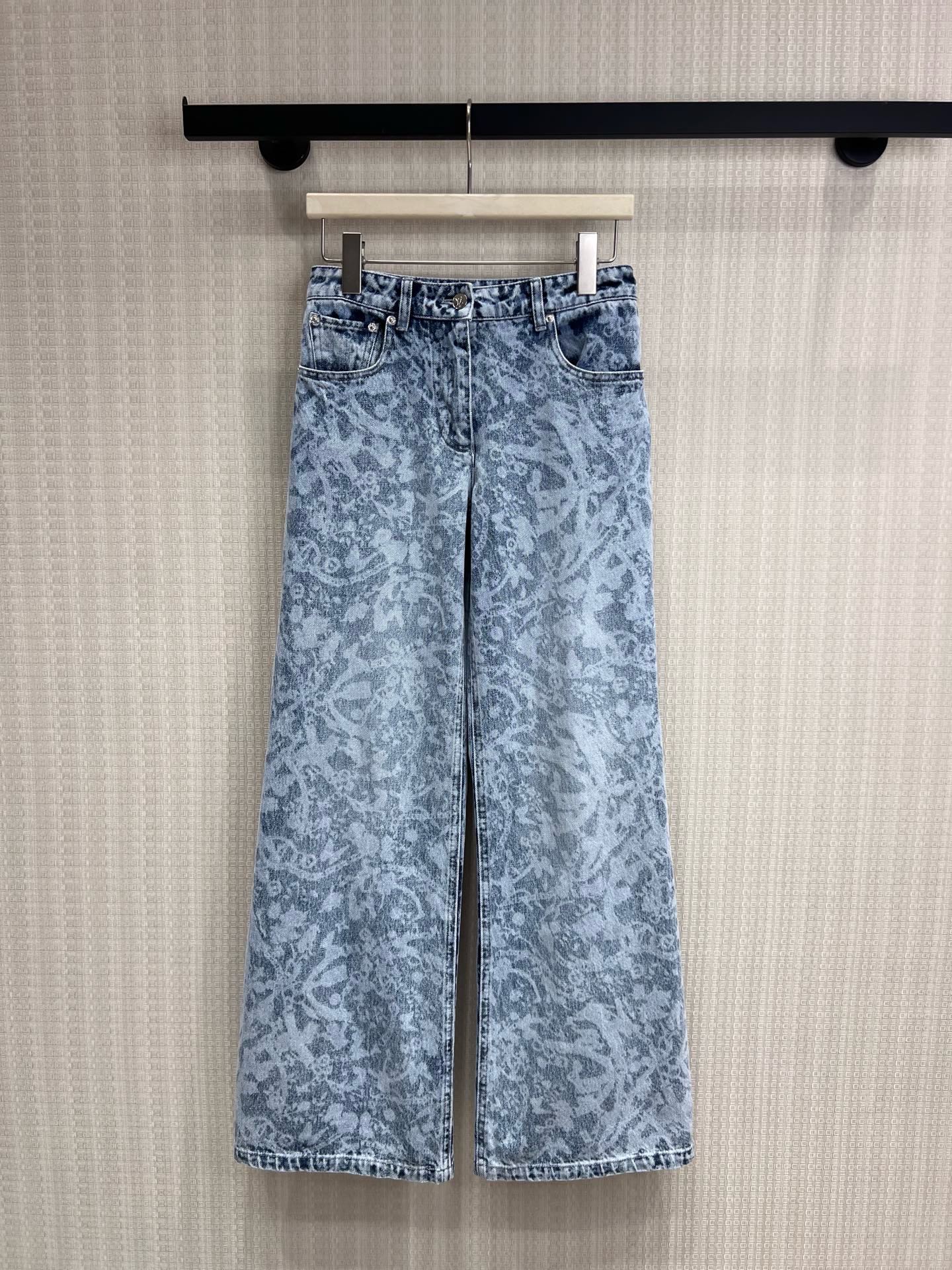 NO:893372,26 spring and summer new products Jun Ji-hyun Same style Chan** heavy jacquard craftsmanship, re-engraved counter-level texture Eco-friendly enzyme washed tannins, the old texture is naturally not stiff High waist + slightly wide legs double buff, hides the flesh and shows the legs Straight waist/pockets/trouser legs are neatly routed, every place is exquisite. Can be bought separately to match the same series, the high-end feeling is directly full, and there is no conflict at all. Ready for sale smL, chanel,1986090926春夏新品 全智贤 同款Chan**重工提花工艺,复刻专柜级质感 环保酵素水洗丹宁,做旧纹理自然不生硬 高腰+微喇阔腿双buff,藏肉又显腿直腰头/口袋/裤脚走线工整,每一处都是精致感 可单买可搭同系列,高级感直接拉满,完全不撞款.现货出售smL,,chanel,,Women's clothing