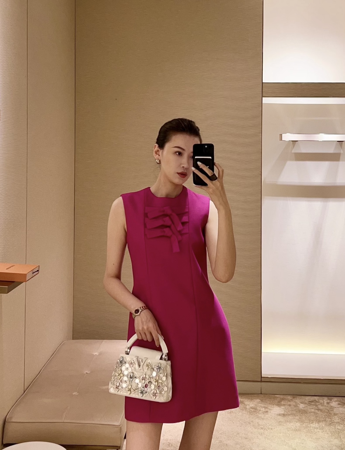 NO:893874,26 spring and summer new products  Ingenious sleeveless dress, high-definition satin texture with soft light texture. Three-dimensional hand-made buttoned bow on the placket, Chinese style elegance collides with French minimalism, and the neat round neck modifies the shoulder and neck lines. The micro-A silhouette hides the body shape, and the short cut elongates the leg proportions. The rose red is warm and eye-catching, and the black style is low-key and noble, suitable for commuting and banquets. The delicate tailoring outlines the elegant temperament, and the classic version is durable. In stock smL, skirts,1986090926春夏新品 匠心无袖连衣裙,高定缎面肌理自带柔光质感.门襟立体手工盘扣蝴蝶结,中式雅致碰撞法式极简,利落圆领修饰肩颈线条.微A廓形藏住身形余量,短款剪裁拉长腿部比例.玫红热烈吸睛,黑款低调显贵,通勤宴会皆适配,细腻剪裁勾勒优雅千金气质,经典版型经久耐看.现货smL,,skirts,,Women's clothing