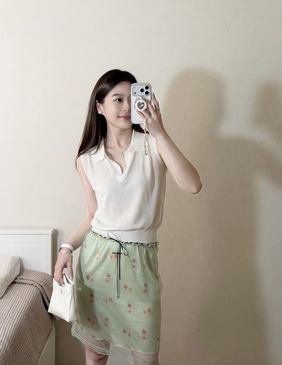 NO:893869,26 spring and summer new arrivals skirt fresh mint green floral mesh  The elegant small flower print eliminates the dullness of summer, and the transparent double-layer mesh creates a hazy beauty. The lace piping at the waist is matched with a thin drawstring, which takes into account both beauty and fit. The loose and short cut accommodates the crotch line. The fabric is light, breathable and non-weighty, and the light green color is refreshing and healing. It is suitable for all kinds of simple tops, suitable for dates and outings, and can easily be worn to create a soft, sweet, unobtrusive and gentle girl style. Ready in stock smL, skirts,1986090926春夏新品 半裙 清新薄荷绿碎花网纱 淡雅小花印花消解夏日沉闷,通透双层网纱打造若隐若现朦胧美感.腰头蕾丝滚边搭配细抽绳,兼顾美观与贴合度,宽松短款剪裁包容胯部线条.面料轻薄透气无负重感,浅绿配色清爽治愈,适配各类简约上衣,约会、出游都适配,轻松穿出软糯清甜、不刻意的温柔少女格调.现货smL,,skirts,,Women's clothing