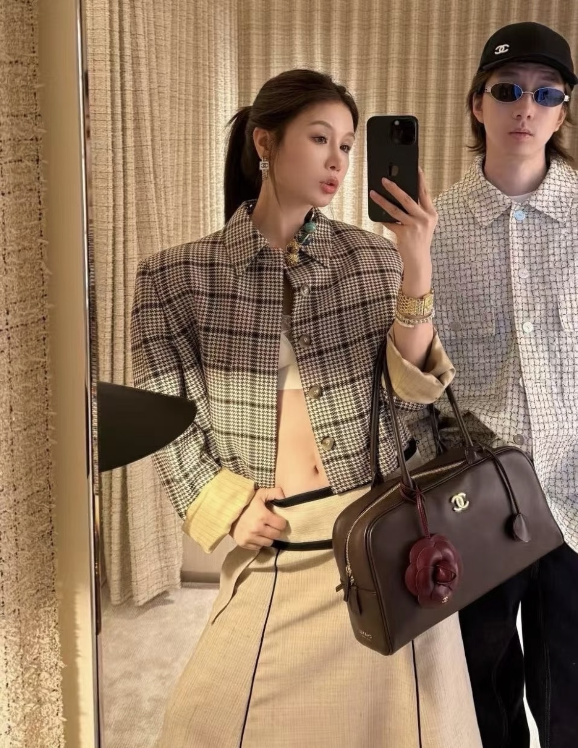 NO:893881,26 spring and summer new arrivals houndstooth coat  The lapel design is neutral and feminine, injecting a neat and capable aura. The single metal buckle is low-key and exquisite, the single-side pocket is rich in layers, the neat and shortened version subtly raises the waistline, and the wide-shoulder cut optimizes the head-to-shoulder ratio. The crisp and stylish plaid fabric is not easy to wear  It is soft and has a retro French atmosphere. It is suitable for casual commuting. It can be worn with suspenders or knitted sweaters. It can easily create a relaxed and luxurious outfit. It is retro and durable and can be matched with any choice. In stock 36/38/40,,jackets  & coats,1986090926春夏新品 千鸟格外套 翻领设计中和柔媚,注入利落干练气场.单颗金属饰扣低调精致,单侧口袋丰富层次,利落截短版型巧妙拉高腰线,阔肩剪裁优化头肩比.挺括有型的格纹面料不易软塌,自带复古法式氛围,休闲通勤都适配,内搭吊带、针织衫均可,轻松打造松弛贵气的千金穿搭,复古耐看不挑搭配.现货36/38/40,,jackets & coats,,Women's clothing