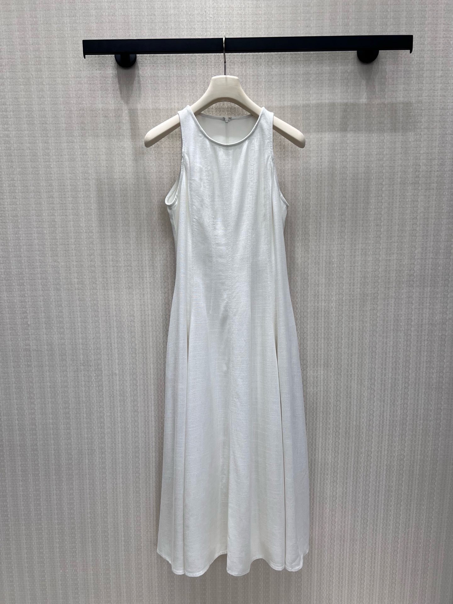 NO:907781,26 spring and summer new products BC minimalist white linen sleeveless long skirt, selected custom textured linen fabrics, with delicate natural texture, soft white tone, warm and elegant. The round neck and shoulder design neatly modify the shoulder and neck lines, the three-dimensional pleated tailoring quietly optimizes the body shape, and the large draped skirt is smart and elegant. The invisible zipper in the back takes into account the integrity of the pattern, the natural fabric is breathable and skin-friendly, and can be used for commuting and outing. Ready for sale smL  Actual detailed pictures,,skirts,1986090926春夏新品 BC极简白亚麻无袖长裙,甄选定制肌理亚麻面料,自带细腻天然肌理,柔光白调温润雅致.圆领挂肩版型利落修饰肩颈线条,立体收褶剪裁悄悄优化身形,大摆垂坠裙摆灵动飘逸.后幅隐形拉链兼顾版型完整性,天然面料透气亲肤,通勤出游均可驾驭 现货出售smL 实拍细节图,,skirts,,Women's clothing