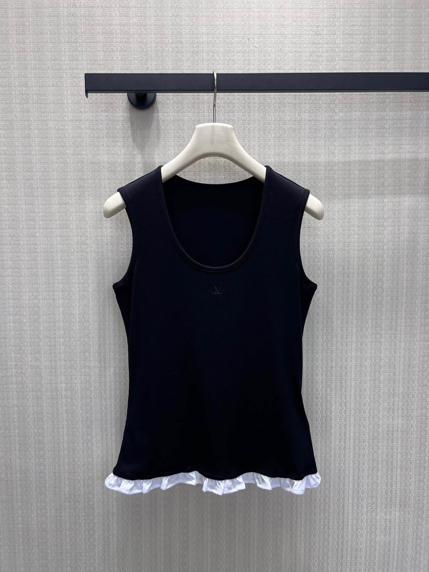 NO:907791,26 spring and summer new products  Black and white two-color basic knitted vest, U-shaped round neck that softly modifies the collarbone line, and neat wide shoulder straps to hide the secondary breasts, making it unrestricted for daily use. The low-key micro logo embroidery on the chest is restrained and highlights the brand texture, not exaggerated but fully recognizable. The hem is spliced with pure white wood earrings, cleverly creating a fake two-piece layering and contrasting colors  The design weakens the dullness of pure black, and the white model is gentle and clean. The high-elastic and fine knitted fabric is close-fitting and breathable, and the slim-fitting short version raises the waistline. It is refreshing to wear alone and suitable for wearing with suits and shirts. It is a versatile and light luxury basic inner wear. Detailed pictures of real-life sml in stock, shirts, business  suit,1986090926春夏新品 黑白双色基础针织背心,U型圆领柔和修饰锁骨线条,利落宽肩带藏住副乳,日常无束缚.胸口低调微型标识刺绣,内敛彰显品牌质感,不浮夸却辨识度十足.下摆拼接纯白木耳边,巧妙打造假两件层次感,撞色设计弱化纯黑沉闷,白色款温柔干净.高弹细腻针织贴身透气,修身短款版型拉高腰线,单穿清爽、内搭西装衬衫皆适配,百搭万能的轻奢基础内搭.现货smL实拍细节图,,shirts,business suit,,Women's clothing
