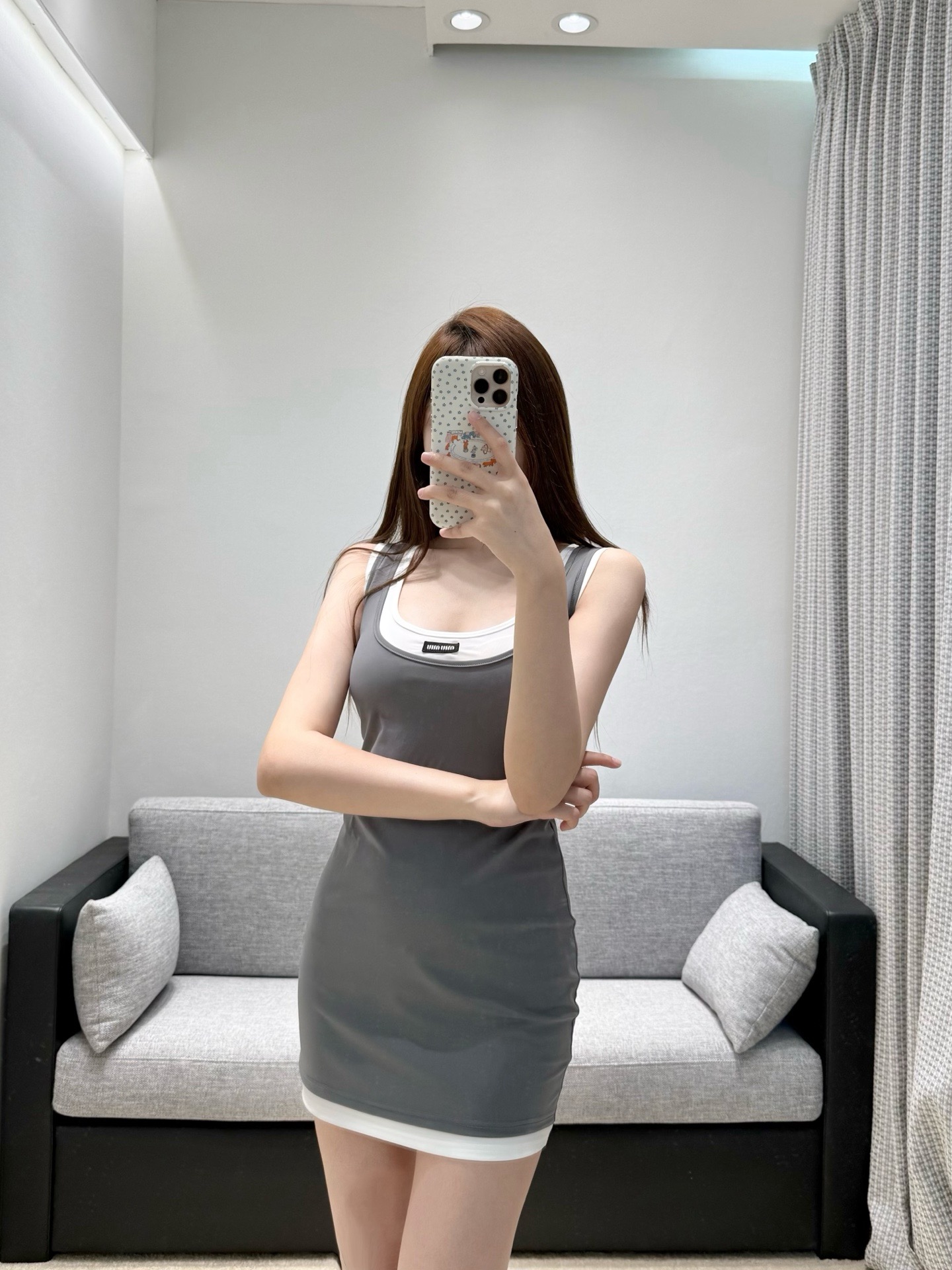 NO:907815,26 new spring and summer dresses  miu** Contrast color fake two-piece hip-hugging skirt, minimalist gray and white contrasting colors outline a neat silhouette, and the exquisite small label on the neckline embellishes the brand texture. High-elastic, skin-friendly fabric fits the body shape, clever waist cutting to modify the waist and hip curve, and the fake two-piece hem is subtly layered  It reduces the tight-fitting and monotonous look. The low square neckline shows off the superior shoulder and neck lines. It is casual and lazy and has a light and luxurious girly atmosphere. It is easy to match the sweet and cool celebrity outfit for daily outings and casual dates. Ready for sale smL,, miumiu, skirts,1986090926春夏新品连衣裙 miu**撞色假两件背心包臀裙,极简灰白撞色勾勒利落轮廓,领口精致小标点缀品牌质感.高弹亲肤面料贴合身形,巧妙收腰剪裁修饰腰臀曲线,假两件下摆层次巧妙弱化紧身单调感.低方领展露优越肩颈线条,随性慵懒又自带轻奢少女氛围,日常出街、休闲约会轻松拿捏甜酷名媛穿搭.现货出售smL,,miumiu,skirts,,Women's clothing