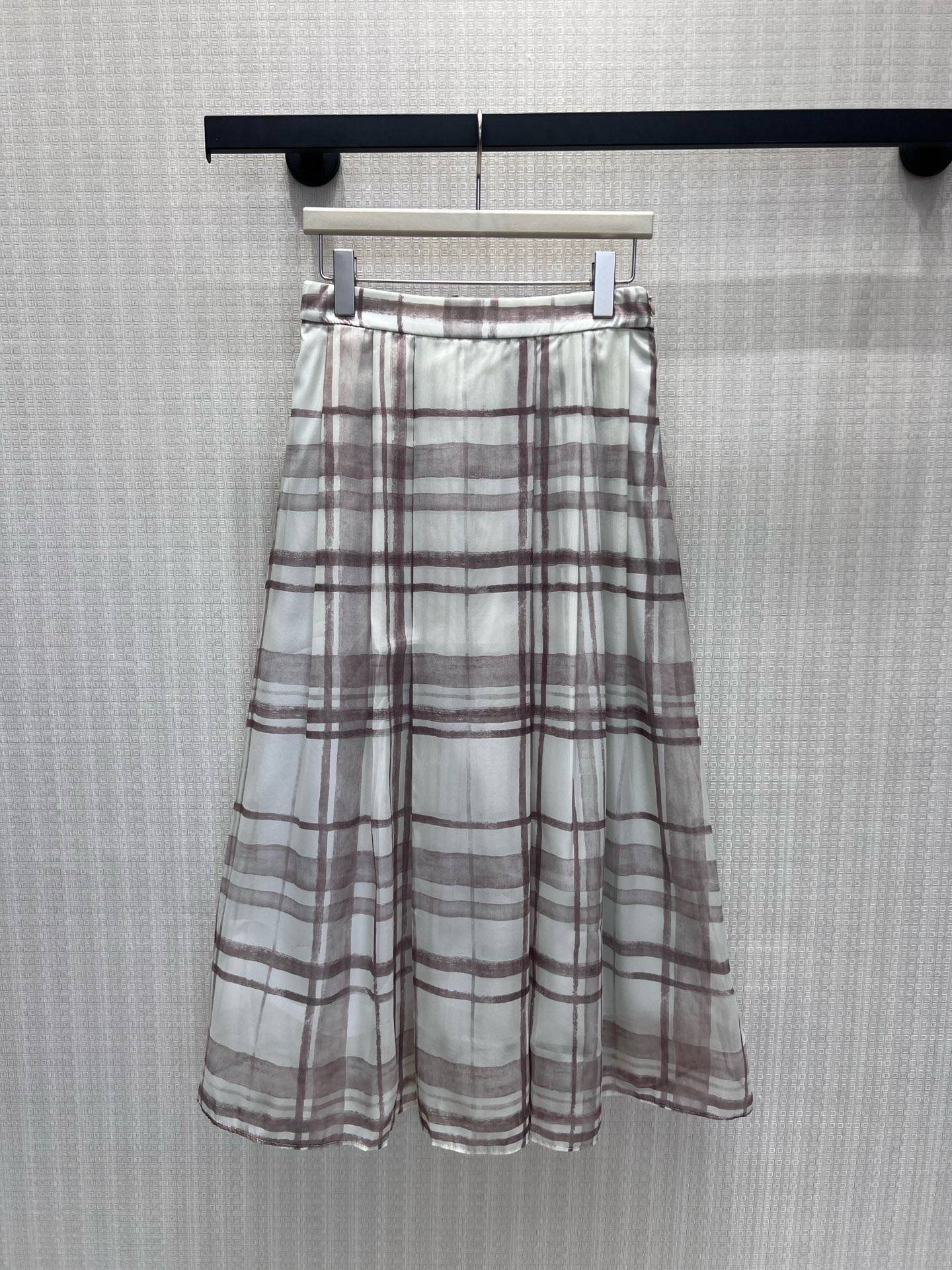 NO:908526,The new spring and summer 26 skirt is made of soft mist brown plaid with an elegant background. The light gauze material diffuses like the soft light of twilight, giving it a hazy texture. The neat pleats support the drape silhouette, creating a gentle arc when walking, and the high-waist cut outlines the waistline. It is suitable for commuting and daily life. Pair it with a knitted sweater to bring a sense of relaxation and luxury, hiding Italian elegance in every gentle step. Ready for sale smL  Actual detailed pictures,,skirts,1986090926春夏新品半裙 以柔雾棕格纹晕染优雅底色,轻盈纱料如暮色柔光漫开,自带朦胧质感.利落褶裥撑起垂坠廓形,行走间漾开温柔弧度,高腰剪裁勾勒腰线.适配通勤与日常,搭配针织衫便自带松弛高级感,将意大利式优雅藏进每一步轻缓步调里.现货出售smL 实拍细节图,,skirts,,Women's clothing