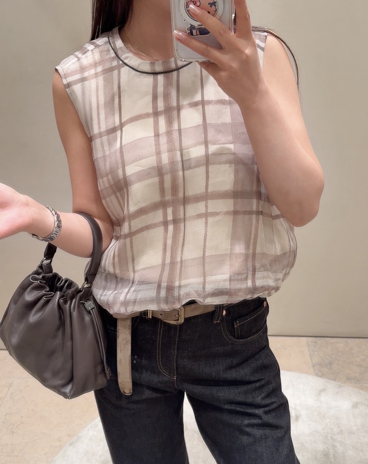 NO:908521,26 spring and summer new product Bc plaid sleeveless vest, with soft nude coffee tone interwoven with hazy retro texture, with a relaxed Italian atmosphere. The light and smooth drape fabric is transparent and breathable, the round neck neatly modifies the shoulders and neck, and the drawstring at the hem can be adjusted to the length, casually creating a lazy and short version. The simple sleeveless cut is neat and elegant, suitable for single wear and layering. The low-key and warm texture interprets the casual high-end commuting style. Ready in stock smL,,1986090926春夏新品 Bc格纹无袖背心,柔和裸咖调交织朦胧复古肌理,自带松弛意式氛围感.轻薄垂顺面料通透透气,圆领利落修饰肩颈,下摆抽绳可随心调节衣长,随性打造慵懒短款版型.简约无袖剪裁利落大气,单穿叠搭皆适配,低调温润质感,诠释不刻意的高阶通勤休闲格调.现货smL,,,Women's clothing