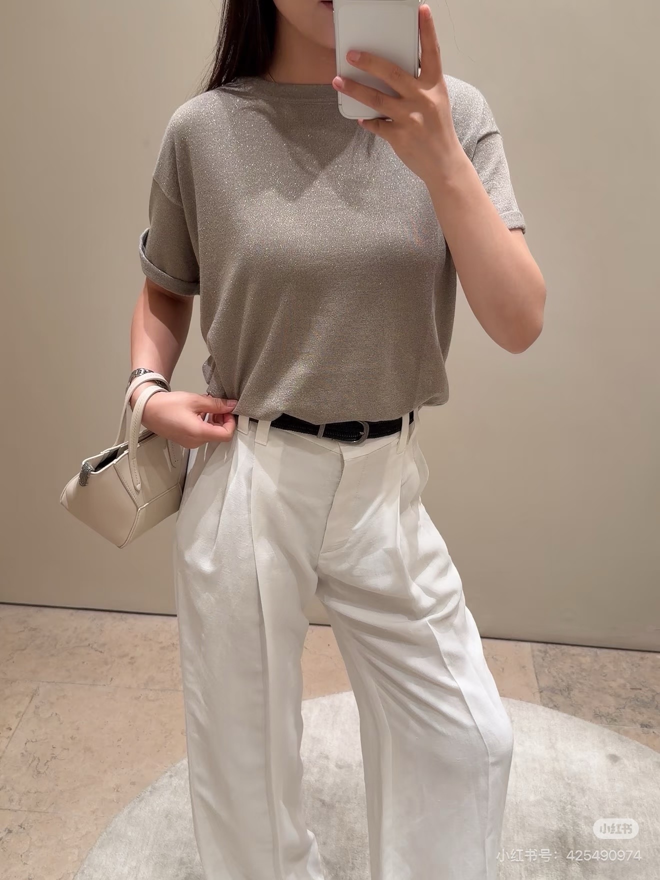 NO:908596,26 spring and summer new products BC exclusive high-end old money style short-sleeved sweater  The soft round neck modifies the neck, and the three-quarter dropped shoulder sleeves relax and hide the flesh. The delicate honeycomb texture is mixed with fine silver glitter, which is subtle and shiny under soft light. The loose and slightly wide version accommodates various body shapes, and the three colors of light gray, charcoal gray, and burgundy are low-saturated and high-end tones.  , soft and skin-friendly, breathable and not stuffy. Simple and unnecessary design, it looks noble when worn alone for commuting or paired with a suit inside. It is a relaxed commuting texture item. In stock sml,, sweaters, T-shirt, business  suit,1986090926春夏新品 BC 独家高定老钱风 短袖毛衣 柔和圆领修饰脖颈,七分落肩袖松弛藏肉.细腻蜂巢肌理混织细碎银闪,柔光下含蓄发亮不张扬.宽松微阔版型包容各种身形,浅灰、炭灰、酒红三色低饱和高级调,软糯亲肤透气不闷.简约无多余设计,单穿通勤、内搭西装皆显贵气,松弛通勤质感单品.现货smL,,sweaters,T-shirt,business suit,,Women's clothing