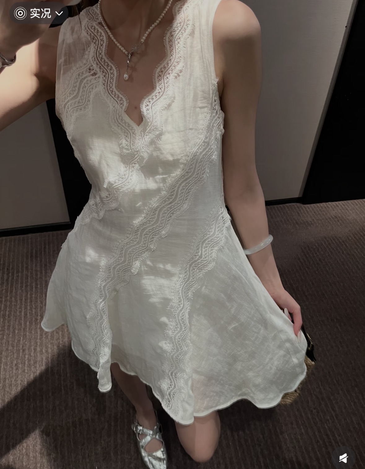 NO:908597,New Spring/Summer 26 Designer Dresses  The pure off-white textured fabric has a soft mist feel, and the wavy eyelash lace spreads diagonally along the V-neck, and the layers are intertwined to outline the soft curves. The sleeveless cut stretches the shoulder and neck lines, the cross lace subtly modifies the waist and abdomen, and the irregular drape skirt is smart and elegant. The transparent lining is practical and wearable, and the overall gentle and affectionate look is suitable for dates and outings. It fills the French atmosphere of laziness and pure desire and releases the gentle and luxurious girlish charm. Spot smL, skirts,1986090926春夏新品 设计师连衣裙 纯净米白肌理面料自带柔和雾感,波浪睫毛蕾丝沿V领斜向铺展,层次交织勾勒柔和曲线.无袖剪裁舒展肩颈线条,交叉蕾丝巧妙修饰腰腹,不规则垂坠裙摆灵动飘逸.通透内衬兼顾实穿,整体温柔缱绻,约会出游皆适配,把慵懒纯欲的法式氛围感拉满,轻释温柔轻奢的少女气韵.现货smL,,skirts,,Women's clothing