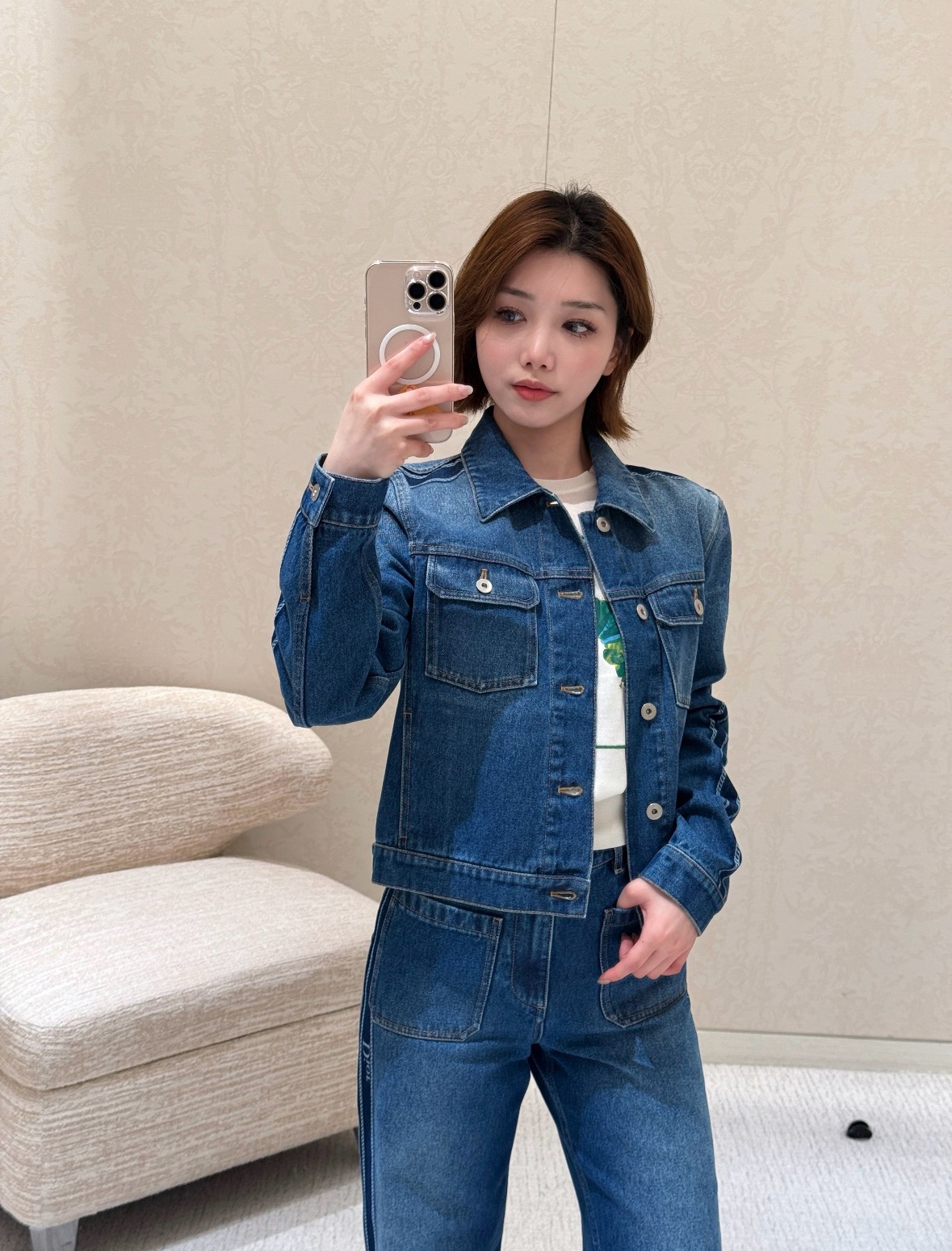NO:908610,Coat batch pants Dio** denim denim suit, with retro washed blue tones, interpreting the brand's iconic French elegance. The short jacket has neat lapels with metal buckles, replicating the classic silhouette and modifying the shoulder line proportions; the trousers of the same color have a full drape and outline relaxed lines. The denim texture has a timeless texture and can be worn alone or in a set, easily creating an effortless high-end tone, suitable for daily and light social scenes. Ready for sale smL, dior, jackets &  coats,jackets & coats,19860909外套批 裤子 Dio**丹宁牛仔套装,以复古水洗蓝调,演绎品牌标志性的法式优雅.短款夹克利落翻领搭配金属扣饰,复刻经典廓形,修饰肩线比例；同色系长裤垂坠感十足,勾勒松弛线条.丹宁肌理沉淀时光质感,单穿或成套皆可,轻松营造毫不费力的高级腔调,适配日常与轻社交场景.现货出售smL,,dior,jackets & coats,jackets & coats,,Women's clothing