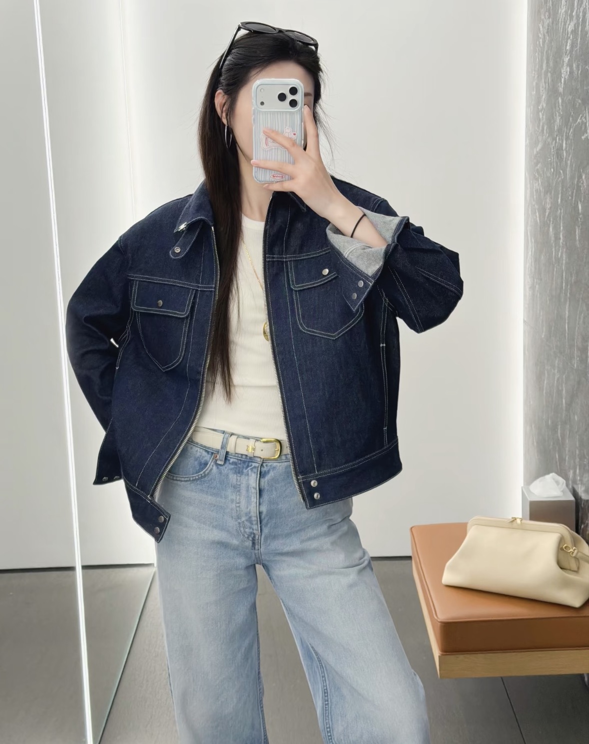 NO:909329,Batch 26 new spring and summer denim jacket  The dark indigo denim comes with a retro filter, and the neat short cut optimizes body proportions. Topstitching outlines the layers, and the double-pocket metal buckle is paired with a centered zipper fly to weaken the heavy feeling of work clothes. The stiff cotton material is shaped but not soft, simple and without redundancy.  The design is suitable for both commuting and leisure. Pair it casually with a skirt or denim of the same color, and easily achieve a relaxed and high-end Parisian atmosphere. One piece can be worn in many seasons. In stock 36/38/40, skirts, jackets  & coats,19860909批 26春夏新品 牛仔外套 深靛原色丹宁自带复古滤镜,利落短款剪裁优化身材比例.明线车缝勾勒层次,双袋金属扣搭配居中拉链门襟,弱化工装厚重感.硬挺棉料塑形不软塌,简约无冗余设计,通勤休闲皆适配.随性搭配裙装或同色系牛仔,轻松拿捏松弛高级的巴黎氛围,一件贯穿多季穿搭.现货36/38/40,,skirts,jackets & coats,,Women's clothing