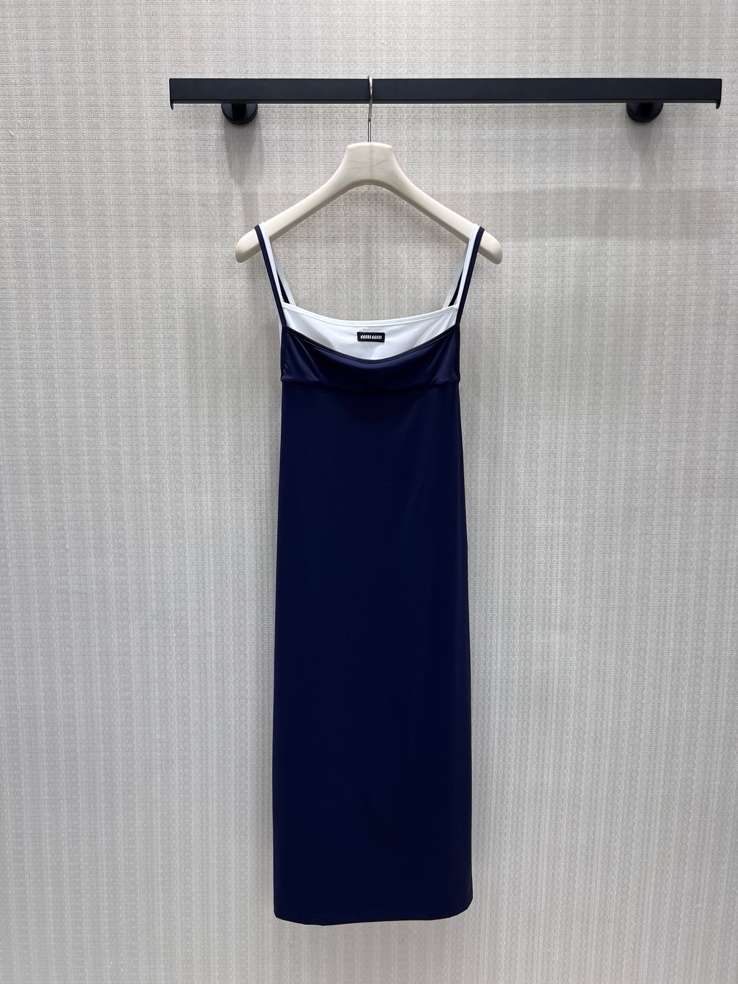 NO:909289,Skirt Miu** contrast color series replica dress and vest from the same series  Classic color matching aesthetics, navy contrasting with white edges outlines the French girl tone. The delicate ice-like knitted fabric is smooth and skin-friendly, with a soft drape. The double-layer spaghetti straps modify the shoulder and neck lines, and the small brand mark on the neckline is a low-key finishing touch. The slim and short version is just right to tighten the waistline. Wear it alone to imitate the refreshing atmosphere of the women's group. It can be matched with skirts and dresses of the same series. It has a full retro college feel and can be worn inside or outside in spring and summer to look noble. Ready for sale sml  Actual detailed pictures,,miumiu,skirts,19860909裙 Miu**系撞色系列 复刻同系列连衣裙跟背心 经典配色美学,藏青撞白边勾勒法式少女基调.细腻冰感针织面料顺滑亲肤,自带柔和垂坠度,双层细肩带修饰肩颈线条,领口品牌小标低调点睛.修身短款版型恰到好处收束腰线,单穿复刻女团清爽氛围,和同系列半裙、连衣裙随心成套,复古学院感拉满,春夏内搭外穿皆显贵气.现货出售smL 实拍细节图,,miumiu,skirts,,Women's clothing