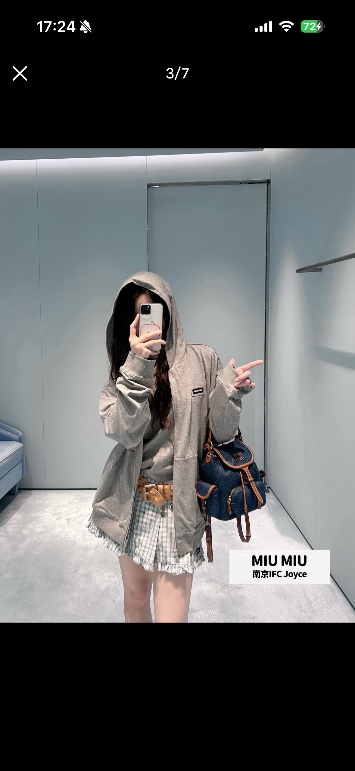 NO:910545,26 spring and summer new products  Miu** hemp gray hooded zipper sweatshirt interprets low-key casual aesthetics. The soft floral gray fabric is soft and smooth, delicate and skin-friendly with a matte high-end texture. Full zipper closure with classic kangaroo pocket, dropped shoulders and wide sleeves cut to relax and accommodate the body shape, not deliberately modified but with a lazy atmosphere. The mini woven label on the left chest is engraved with the brand logo in a low-key manner.  Abandon the exaggerated design and use minimalist lines to outline the Italian girly style. Wear it casually and refreshingly. It can be worn with a shirt inside or a coat outside. It is easy to wear in daily wear without revealing the exquisite elegance. In stock smL,, miumiu, hoodie, sweatshirts, shirts, hats,1986090926春夏新品 Miu**麻灰连帽拉链卫衣,诠释低调千金休闲美学.柔和花灰面料软糯垂顺,细腻亲肤自带哑光高级质感.全拉链开合搭配经典袋鼠兜,落肩阔袖剪裁松弛包容身形,不刻意修饰却自带慵懒氛围.左胸迷你织标低调镌刻品牌标识,摒弃浮夸设计,用极简线条勾勒意式少女格调.单穿随性清爽,内搭衬衫、外搭大衣皆适配,日常穿搭轻松拿捏不露声色的精致贵气.现货smL,,miumiu,hoodie,sweatshirts,shirts,hats,,Women's clothing
