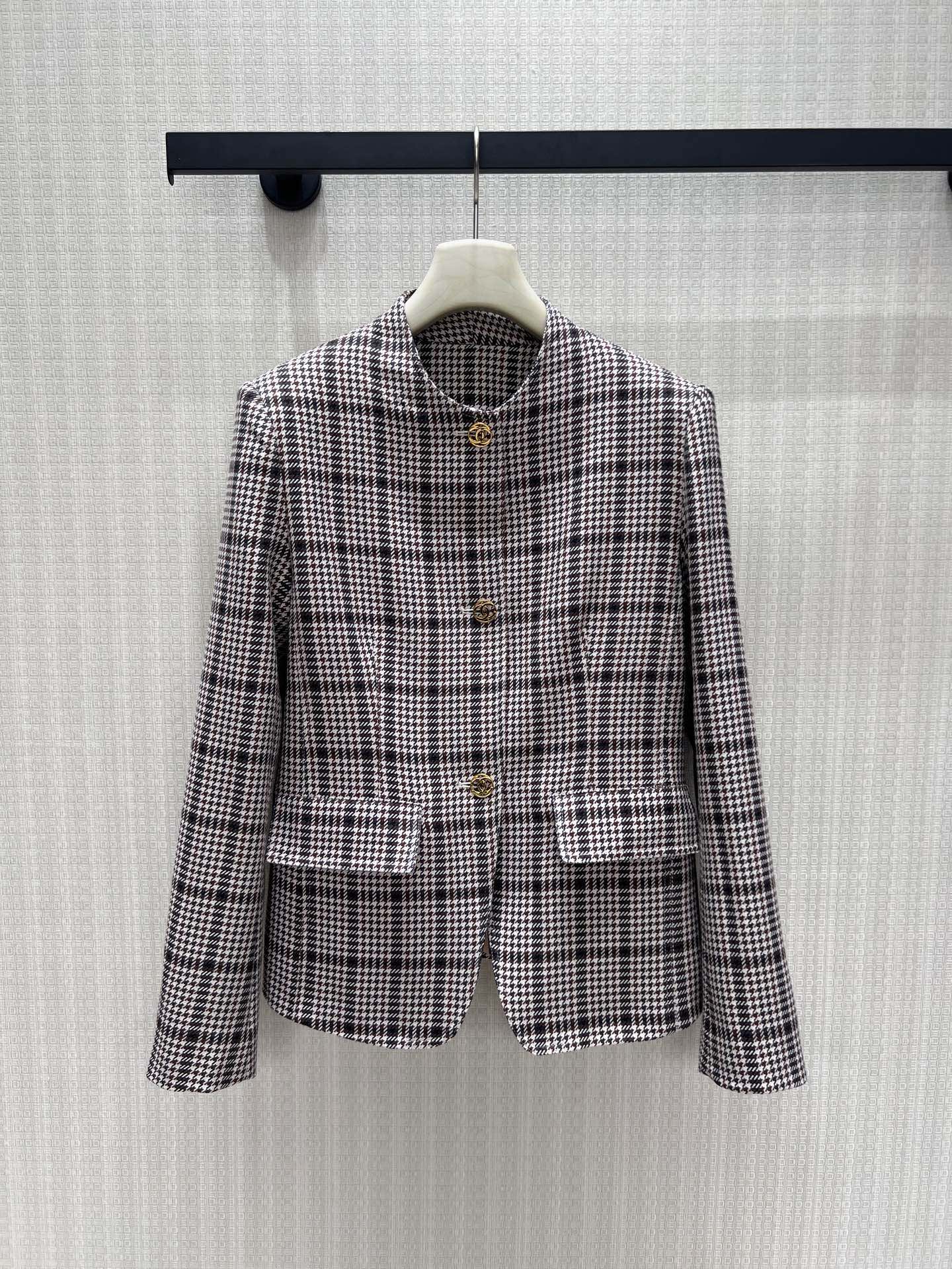 NO:910528,26 spring and summer new products. Houndstooth reshapes the small fragrance style. The low-saturated brown and white plaid pattern is soft and durable. The neat round-neck cut is simple and elegant, weakening the complicated decoration and making it more advanced. The metal carved round buckle is exquisite and sophisticated, and the double-sided patch pockets are both stylish and practical. The short fitted version modifies the body shape, and the neat waistline elongates the proportion of the lower body. The crisp fabric has a straight silhouette, which can be used for commuting and dating. Ready in stock 36/38/40 Real shot details,,1986090926春夏新品 千鸟格重塑小香风气质,低饱和棕白格纹柔和耐看,利落圆领剪裁简约大气,弱化繁杂装饰更显高级.金属雕花圆扣精致考究,双侧贴袋兼顾造型与实用,短款合身版型修饰身形,利落收腰拉长下半身比例.挺括面料自带立挺轮廓,通勤、约会皆可驾驭 现货36/38/40 实拍细节图,,,Women's clothing