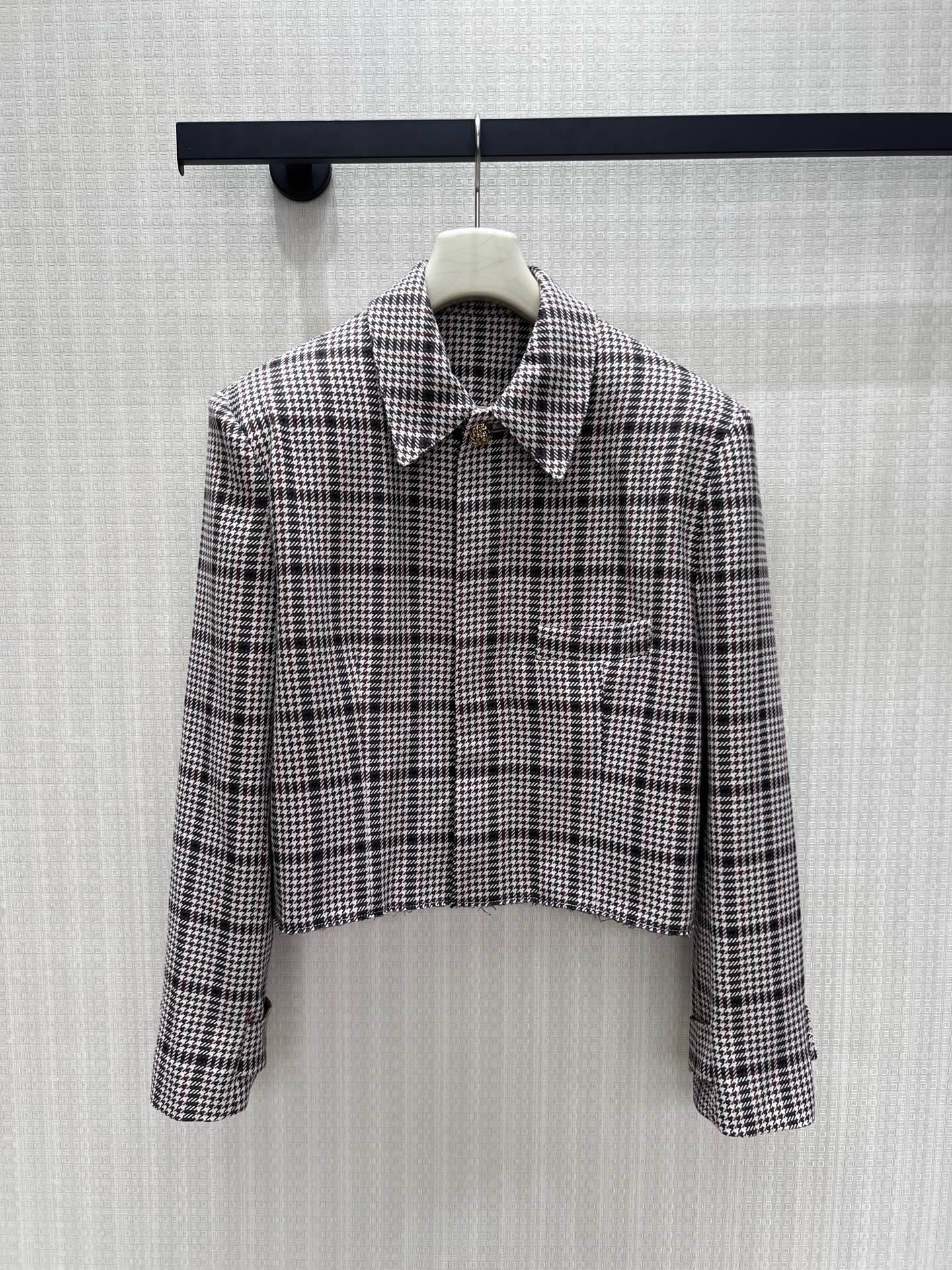 NO:910502,26 spring and summer new arrivals houndstooth coat  The lapel design is neutral and feminine, injecting a clean and capable aura. The single metal buckle is low-key and exquisite, the one-sided pocket is rich in layers, the neat and shortened version cleverly raises the waistline, and the wide-shoulder cut optimizes the head-to-shoulder ratio. The crisp and stylish plaid fabric is not easy to collapse, and has a retro French atmosphere. It is suitable for casual and commuting. It can be worn with suspenders or knitted sweaters. It can easily create a relaxed and luxurious outfit. The retro is durable and can be matched with any choice. In stock 36/38/40  Actual detailed pictures, jackets & coats,1986090926春夏新品 千鸟格外套 翻领设计中和柔媚,注入利落干练气场.单颗金属饰扣低调精致,单侧口袋丰富层次,利落截短版型巧妙拉高腰线,阔肩剪裁优化头肩比.挺括有型的格纹面料不易软塌,自带复古法式氛围,休闲通勤都适配,内搭吊带、针织衫均可,轻松打造松弛贵气的千金穿搭,复古耐看不挑搭配.现货36/38/40 实拍细节图,,jackets & coats,,Women's clothing