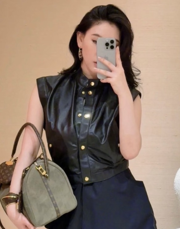 NO:911354,26 new spring and summer lambskin vest  The matte texture has a retro cool tone. The neat small stand-up collar is matched with metal gold buckles. The contrasting color details enhance the sophistication. The symmetrical pockets are decorated with hardware of the same color, which is simple yet recognizable. The short cut optimizes the proportion of the upper and lower body, and the sleeveless version is suitable for layering linings.  T-shirt, long-sleeved. The crisp version modifies the figure and can be used for both commuting and leisure. The low-key and luxurious texture makes it easy to create a casual and advanced retro modern outfit. In stock 36/38/40, shirts, sheepskin,1986090926春夏新品 小羊皮马甲 哑光肌理自带复古酷调.利落小立领搭配金属金扣,撞色细节提升精致度,对称口袋点缀同色系五金,简约不失辨识度.短款剪裁优化上下身比例,无袖版型适配叠穿衬衫、长袖.挺括版型修饰身形,通勤休闲皆可驾驭,低调轻奢质感,轻松打造随性高级的复古摩登穿搭.现货36/38/40,,shirts,sheepskin,,Women's clothing