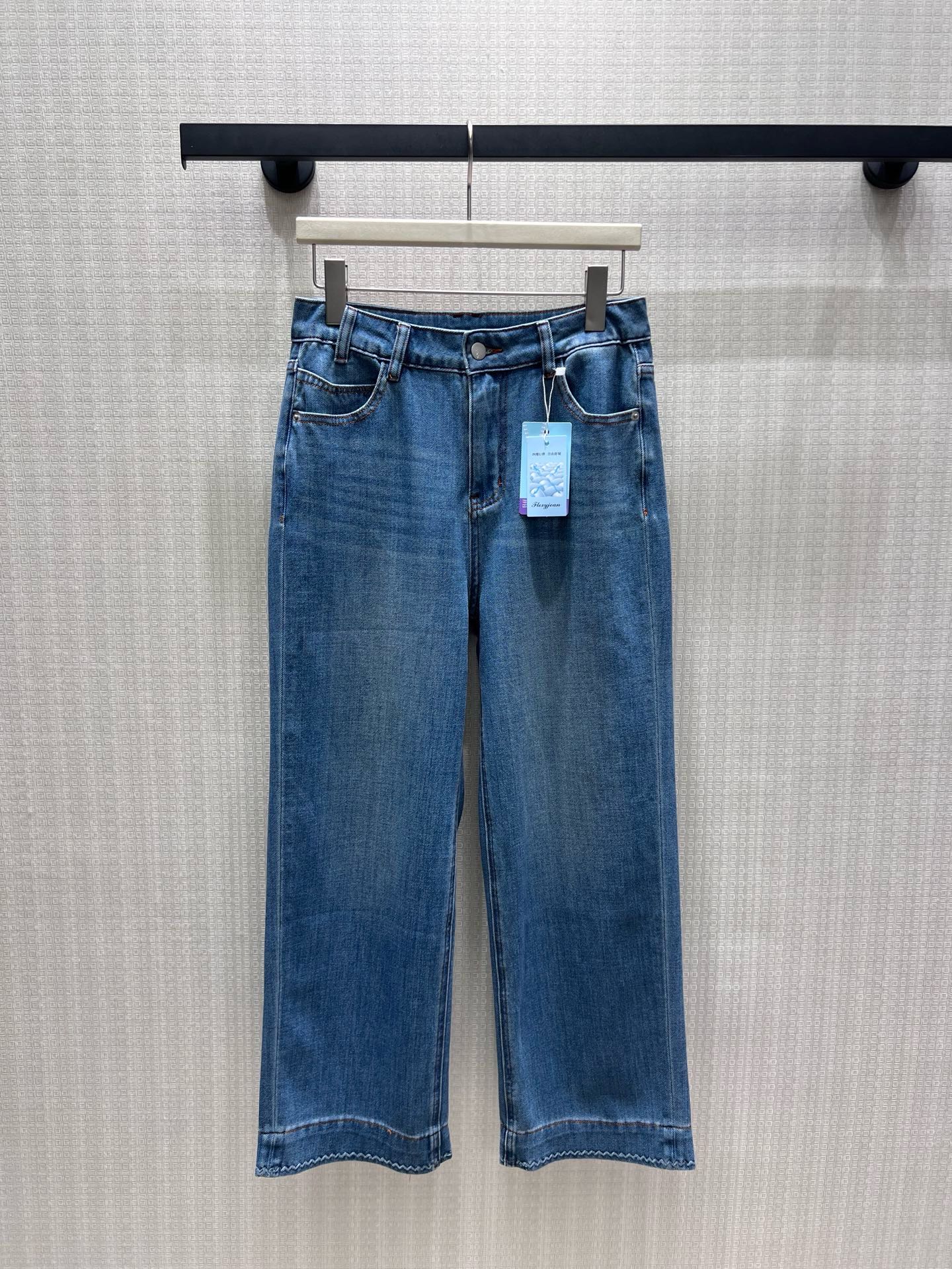 NO:911359,Batch 26 new spring and summer jeans  Mist-tone retro washed blue, soft and low-saturated tones bring a low-key texture. The high-waisted nine-point slightly flared version accurately optimizes body proportions, the neat trousers length reveals slender ankles, and the soft and slightly loose trousers modify various leg shapes. The soft and waxy denim fabric weakens stiffness and neatly locks  The edges and simple hardware show restrained workmanship. There is no superfluous and complicated design. A short top alone creates a cool and relaxing atmosphere. It is suitable for commuting and daily life. The minimalist version interprets a long-lasting quiet luxury outfit. Detailed photos of real-life photos of sml in stock,,jeans,19860909批 26春夏新品 牛仔裤 雾调复古水洗蓝,柔和低饱和色调自带低调质感.高腰九分微喇版型精准优化身材比例,利落裤长露出纤细脚踝,柔和微散裤管修饰各类腿型.软糯垂顺牛仔面料弱化硬挺,工整锁边、简约五金尽显克制做工.无多余繁复设计,单搭短上衣便自成清冷松弛氛围,通勤日常皆适配,以极简版型诠释长久耐看的静奢穿搭.现货smL实拍细节图,,jeans,,Women's clothing