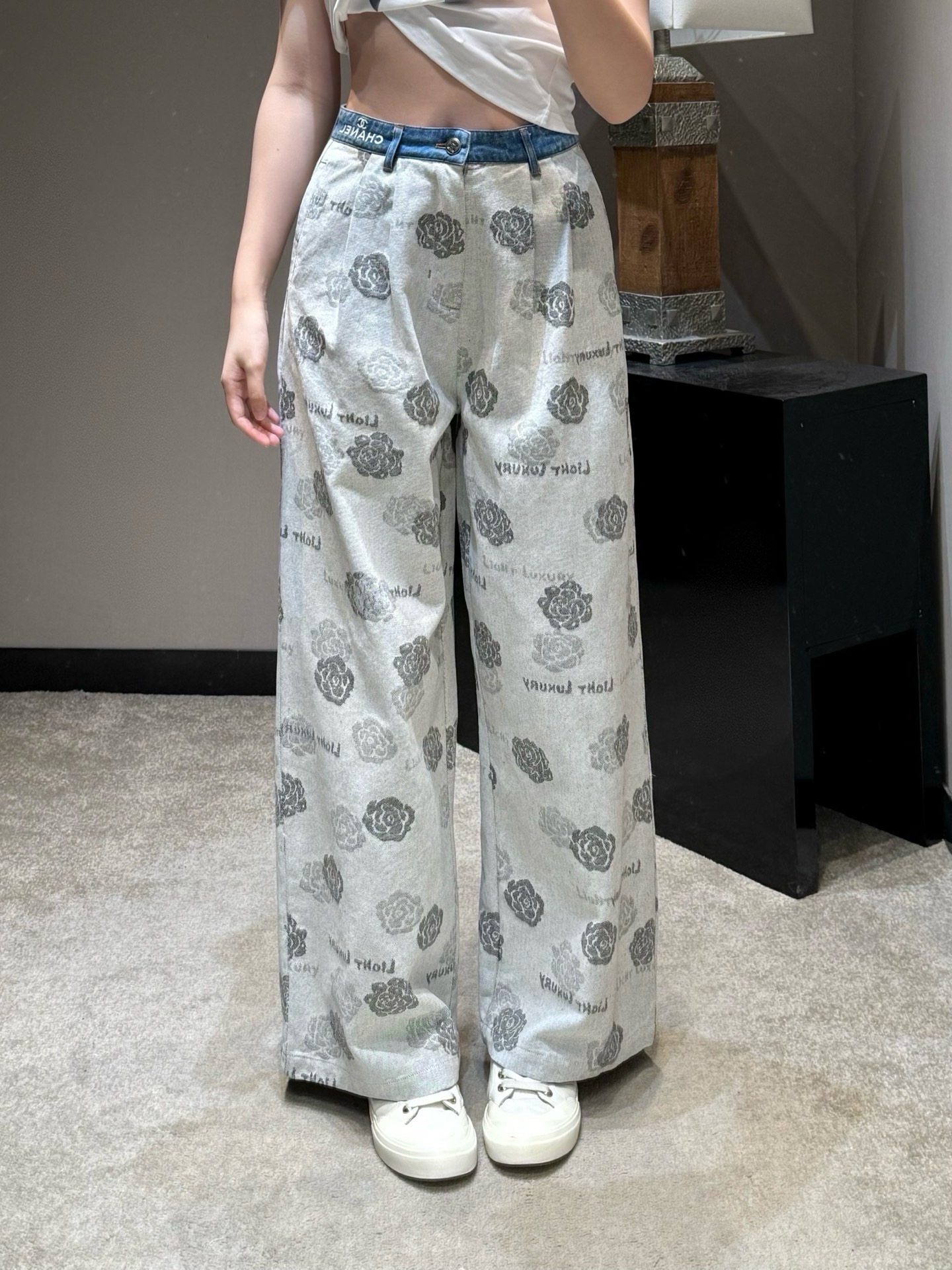 NO:911379,26 new spring and summer products Cha** wide-leg pants with a high-end atmosphere, covering all your dressing styles. The light gray background is gentle and eye-catching, and the silver-gray camellia jacquard all over the body hides a sense of unobtrusive nobility. The brand logo on the denim spliced waistband is a classic fragrance detail that can be picked up at a glance.  The high-waisted wide-leg version has a great drape, gently modifies the leg shape, and quietly hides the small flesh of the crotch and thighs, allowing you to easily have supermodel proportions. Ready for sale smL,,1986090926春夏新品 Cha**自带高级氛围感的阔腿裤,承包你所有的穿搭格调 浅灰底色温柔又耐看,通体银灰山茶花提花,藏着不张扬的贵气感 牛仔拼接腰头的品牌标识,是一眼就能get的经典香风细节 高腰的阔腿版型,垂坠感超棒,温柔修饰腿型,悄悄藏起胯部和大腿的小肉肉,让你轻松拥有超模比例现货出售smL,,,Women's clothing