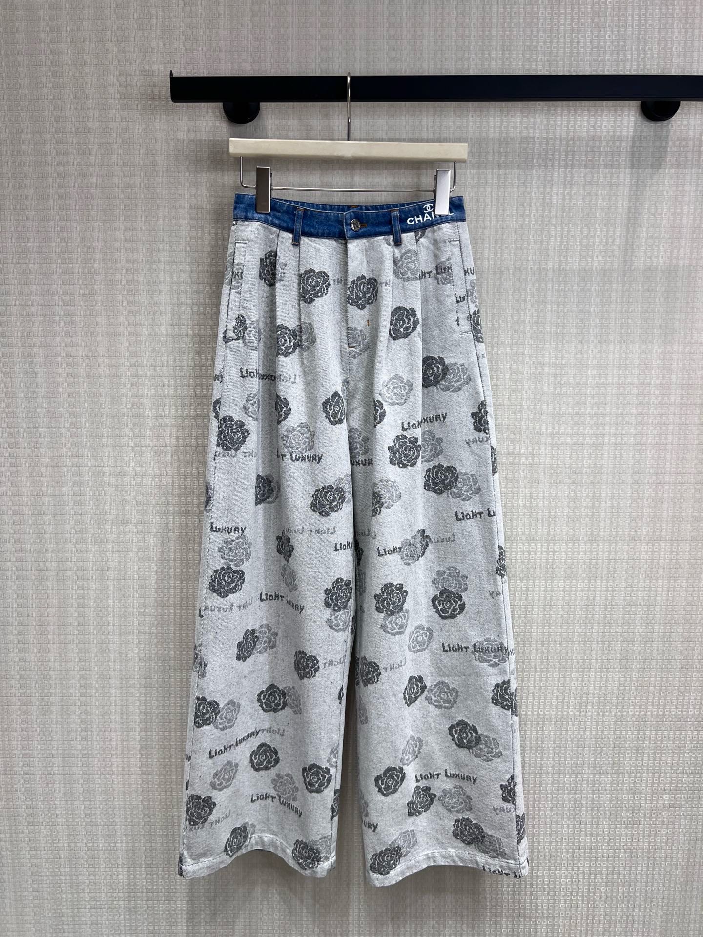 NO:911375,26 new spring and summer products Cha** wide-leg pants with a high-end atmosphere, covering all your dressing styles. The light gray background is gentle and eye-catching, and the silver-gray camellia jacquard all over the body hides a sense of unobtrusive nobility. The brand logo on the denim spliced waistband is a classic fragrance detail that can be picked up at a glance.  The high-waisted wide-leg version has a great drape, gently modifies the leg shape, and quietly hides the small flesh of the crotch and thighs, allowing you to easily have supermodel proportions. Ready-made for sale smL real shot details,,1986090926春夏新品 Cha**自带高级氛围感的阔腿裤,承包你所有的穿搭格调 浅灰底色温柔又耐看,通体银灰山茶花提花,藏着不张扬的贵气感 牛仔拼接腰头的品牌标识,是一眼就能get的经典香风细节 高腰的阔腿版型,垂坠感超棒,温柔修饰腿型,悄悄藏起胯部和大腿的小肉肉,让你轻松拥有超模比例现货出售smL 实拍细节图,,,Women's clothing