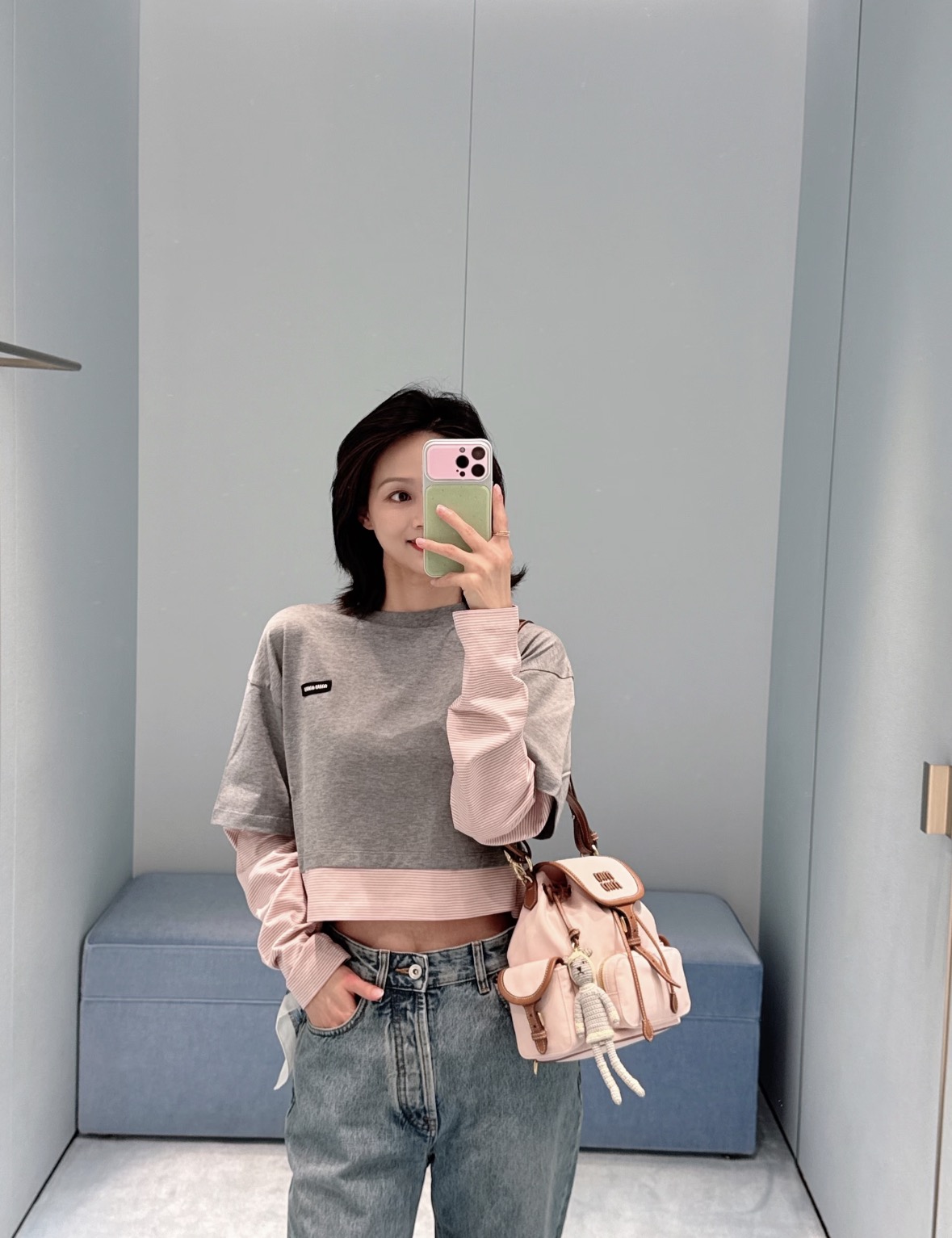 NO:911287,26 spring and summer new products  Miu** fake two-piece long sleeves, heather gray short sleeves layered with pink stripes as a base, the layers are relaxed and proportional. The soft round neck fits the neck, and the mini woven label on the chest low-key logo brand tone. Soft and skin-friendly cotton fabric, breathable and comfortable. Dropped shoulder loose version  The shape is tolerant of the body shape, the short cut raises the waistline, and the sweet and cool contrasting colors bring a retro college atmosphere. It is great to wear alone and layered. It is gentle and age-reducing, showing the light and luxurious texture of a girl. Ready 36/38/40,, miumiu, T-shirt,1986090926春夏新品 Miu**假两件长袖,麻灰短款短袖叠搭粉条纹打底,层次松弛又显比例.柔和圆领贴合脖颈,胸前迷你织标低调标识品牌调性.软糯亲肤棉质面料,透气舒适.落肩宽松版型包容身形,短款剪裁拉高腰线,甜酷撞色自带复古学院氛围,单穿叠搭都很出彩,温柔减龄尽显少女轻奢质感.现货36/38/40,,miumiu,T-shirt,,Women's clothing