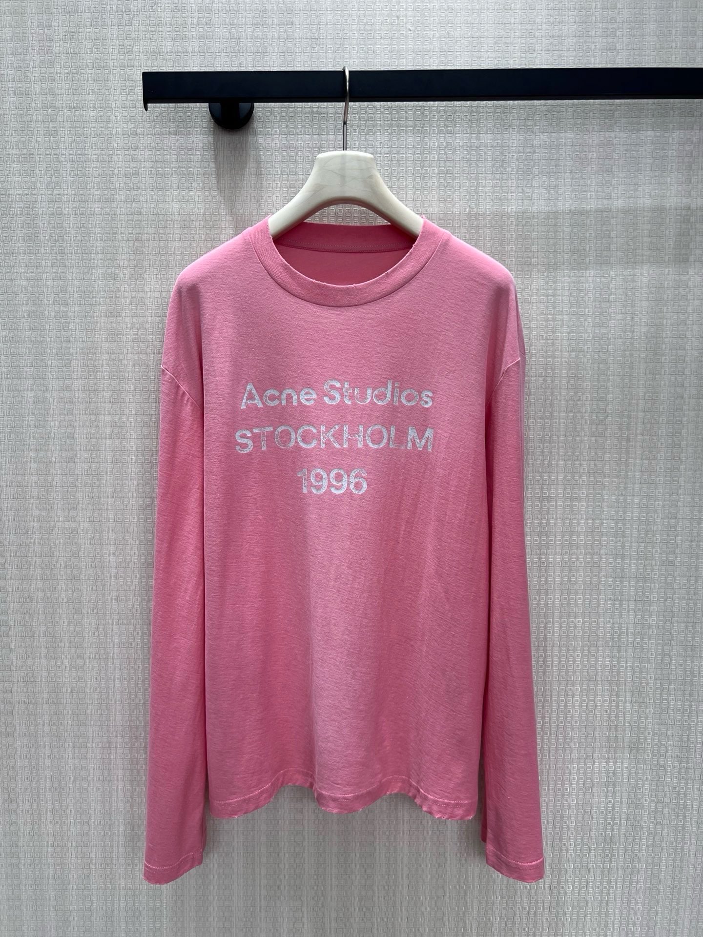 NO:912063,Acn* 26ss spring and summer new peach pink old 1996 logo printed long-sleeved T-shirt丨Exclusively developed by yb!  Top quality production!  Yellow and white skins can be washed directly. The distressed washed cotton feels soft and fufu, and it is very comfortable to wear close to the body. The loose fit is super friendly to all body types, and it looks good when tucked into the corners of clothes. The 1996 letter print on the chest is low-key and recognizable. When paired with jeans and overalls, you can unlock the American retro or Nordic minimalist style with one click. Just put it on when you go out in spring and summer, good news for lazy people!  Ready-made S/M/L real-shot detailed pictures, jeans, tees, t-shirts,19860909Acn* 26ss春夏新款 蜜桃粉 做旧1996 logo印花长袖T恤丨独家yb开发！顶级高版出品！黄皮白皮都能直接冲.做旧水洗棉摸起来软fufu的,贴身穿巨舒服,宽松版型对各种身材都超友好,随便塞衣角都好看.胸前的1996字母印花低调又有辨识度,搭配牛仔裤、工装裤都能一键解锁美式复古或北欧极简风,春夏出门套上就走,懒人福音！现货发售S/M/L实拍细节图,,jeans,tees，t-shirt,,Women's clothing
